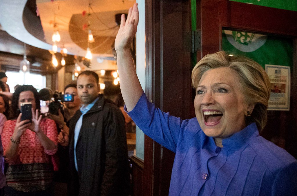 Clinton receives standing ovation at Broadway show