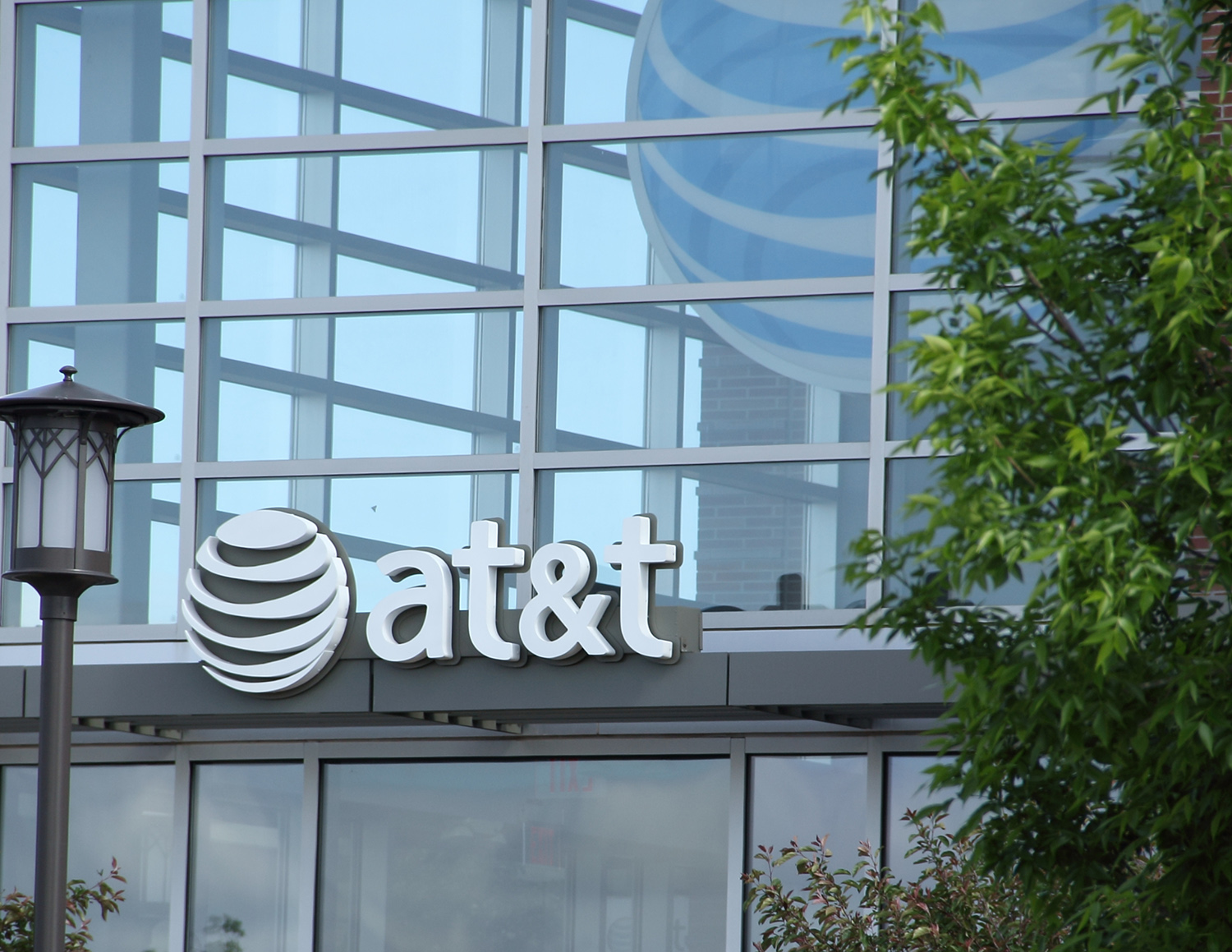 Trump administration picks AT&T to develop broadband network for first responders