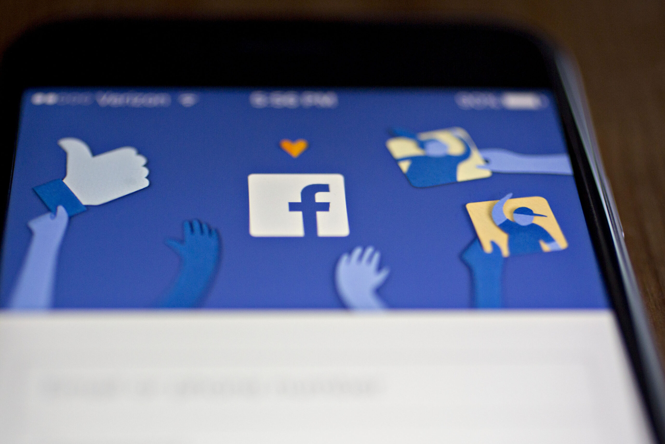 Facebook privacy woes compounded by glitch exposing 14 million posts