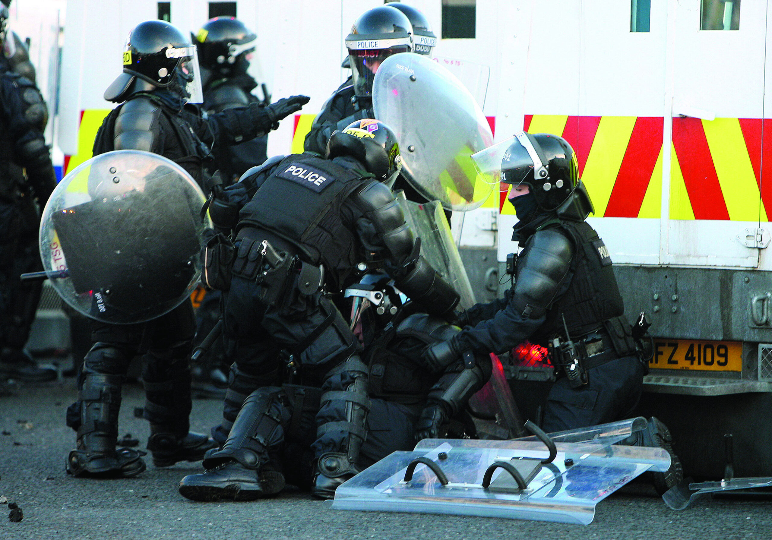 29 Belfast cops hurt in Catholic-Protestant clash