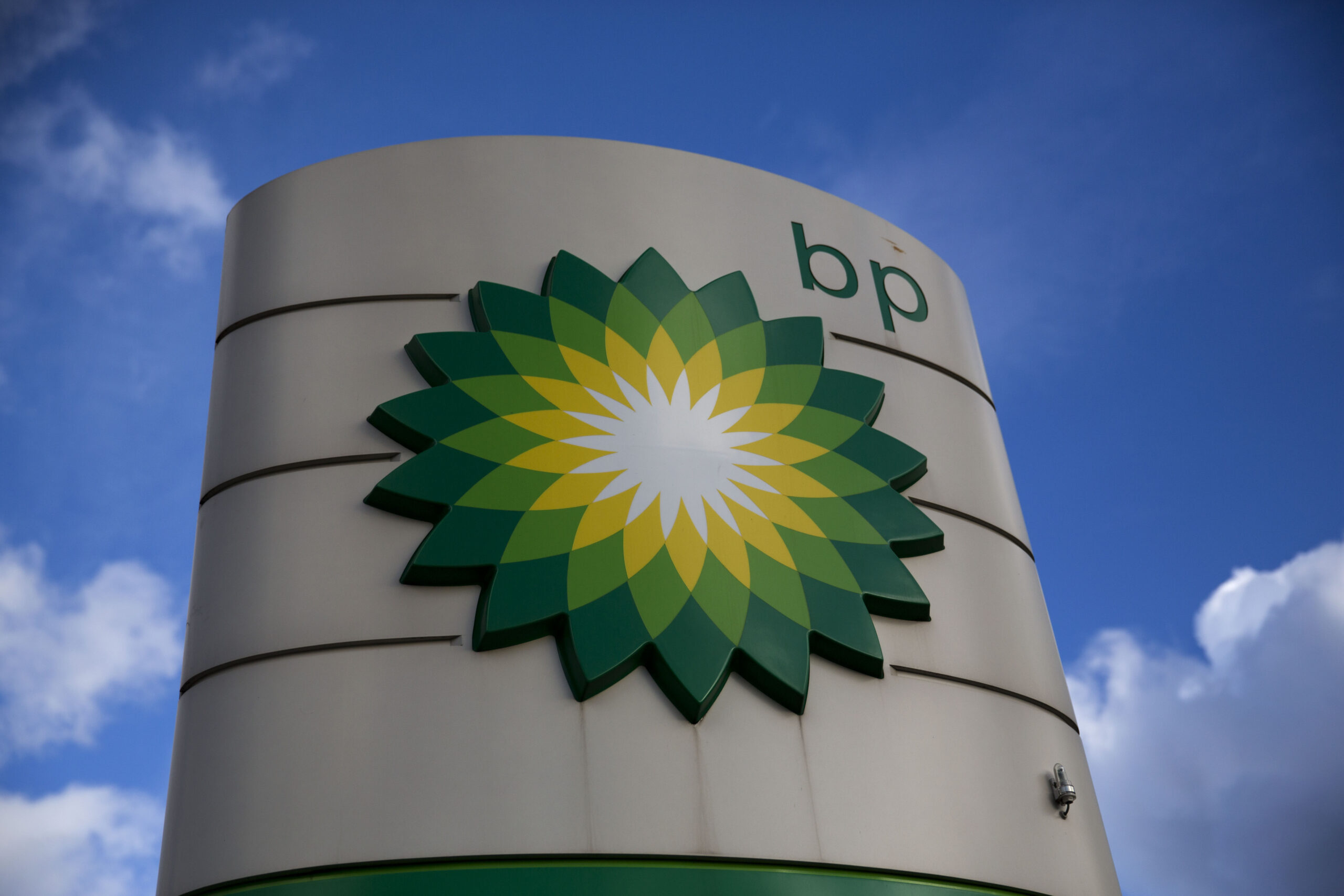 BP posts fourth-quarter loss