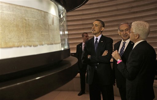 Photo: Obama views the Dead Sea Scrolls