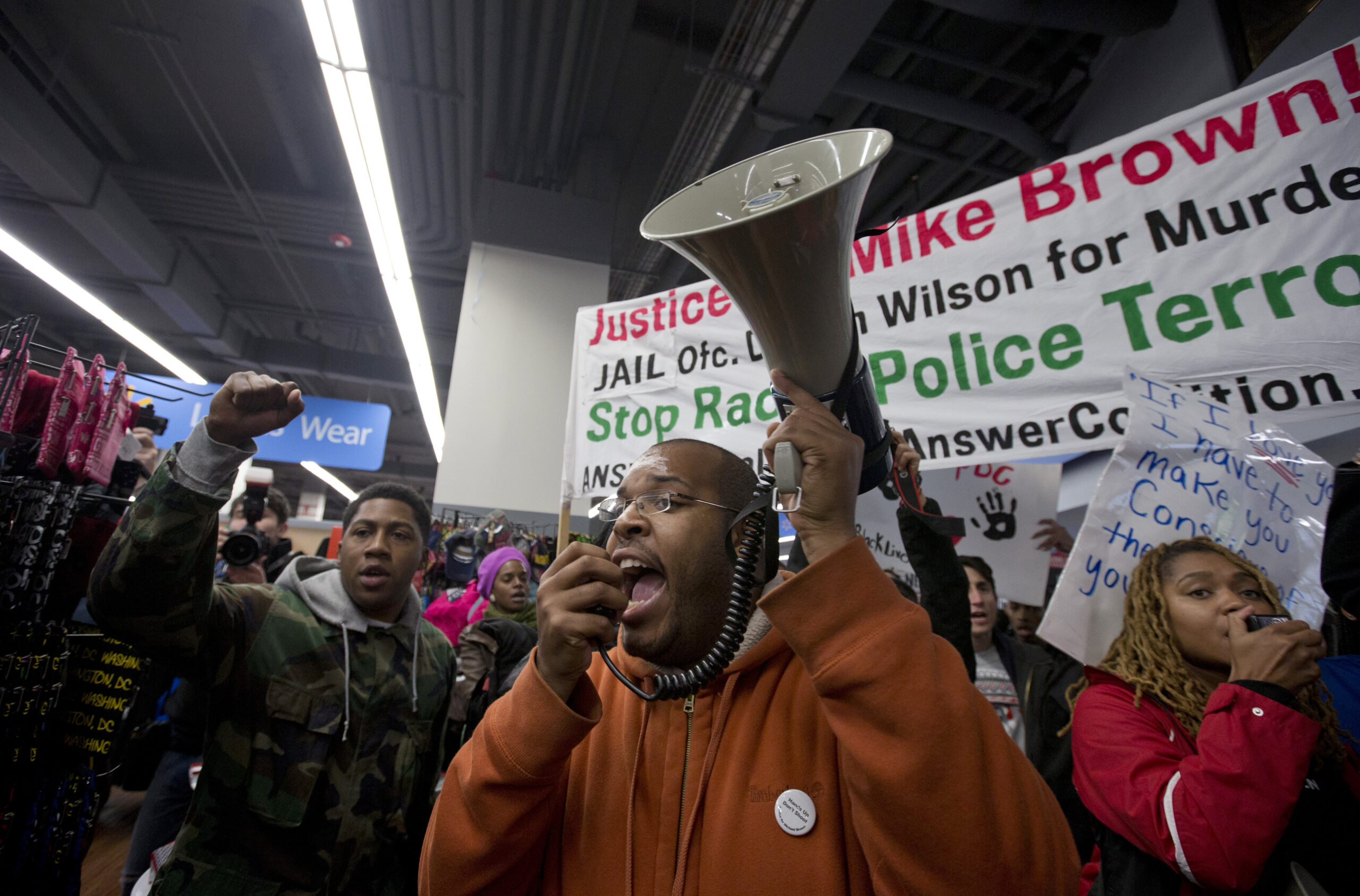 Walmart workers scarce at Black Friday anti-Walmart protest in D.C.