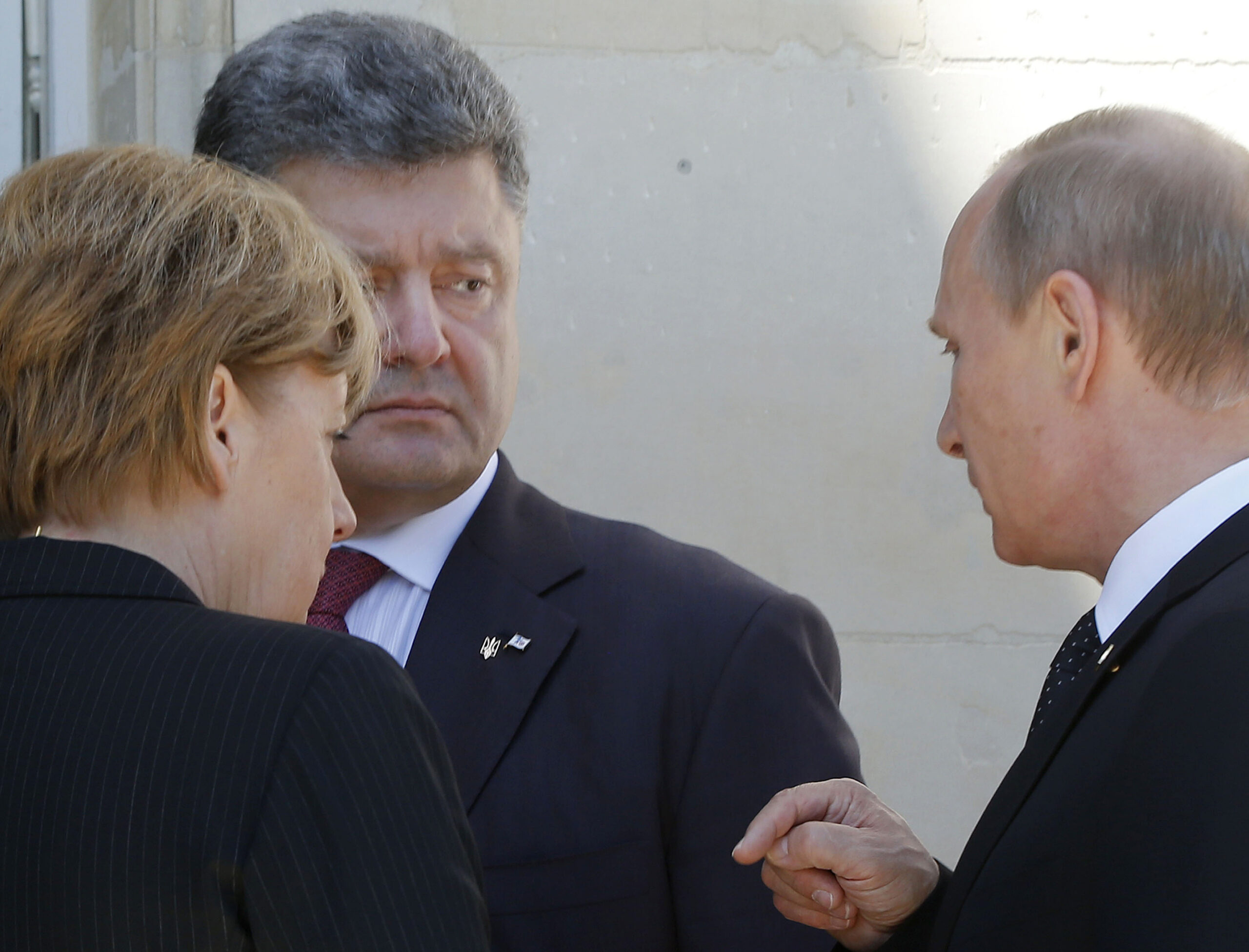 Putin, Poroshenko chat before lunch in Normandy