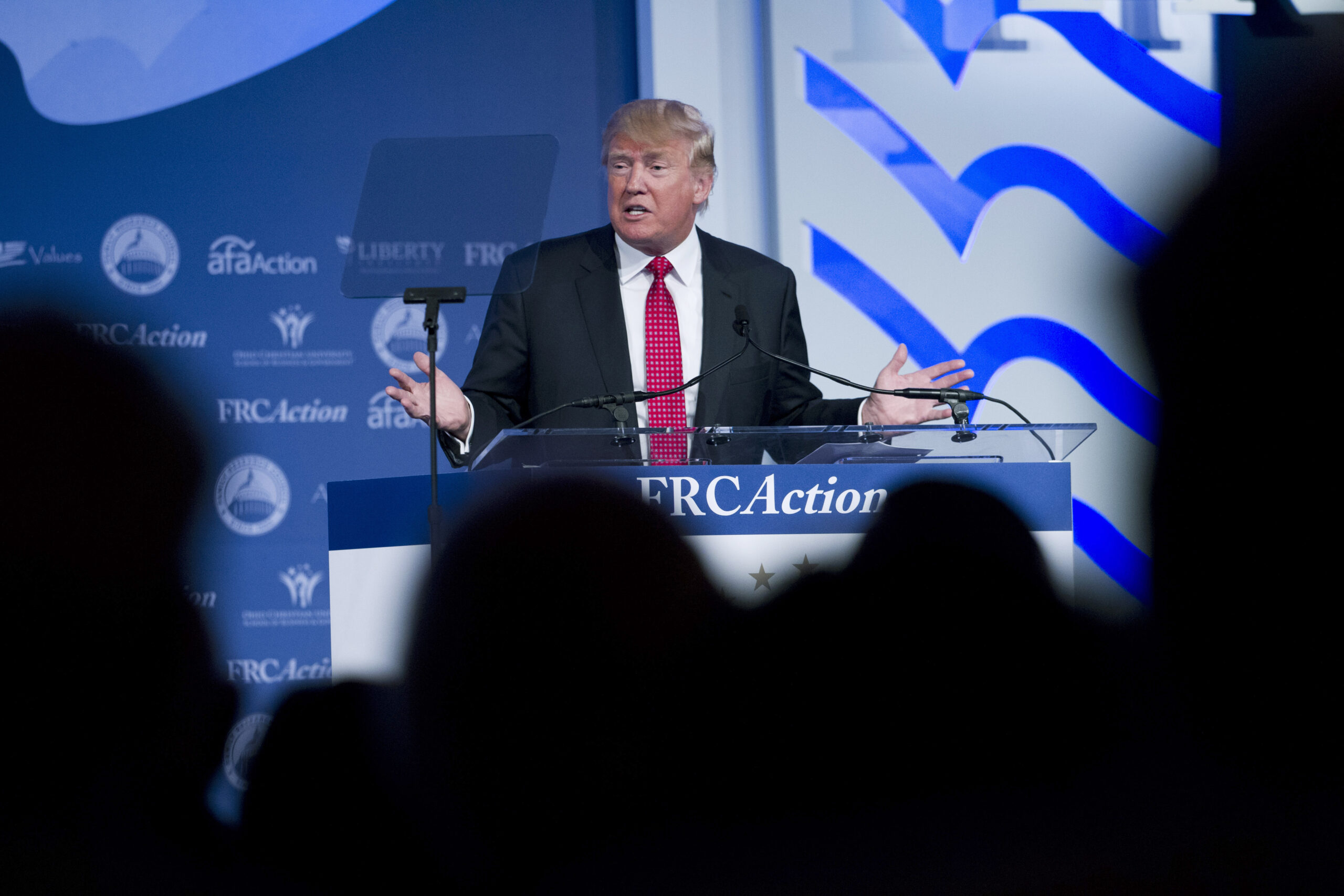 Trump booed by conservative crowd for blasting ‘clown’ Rubio