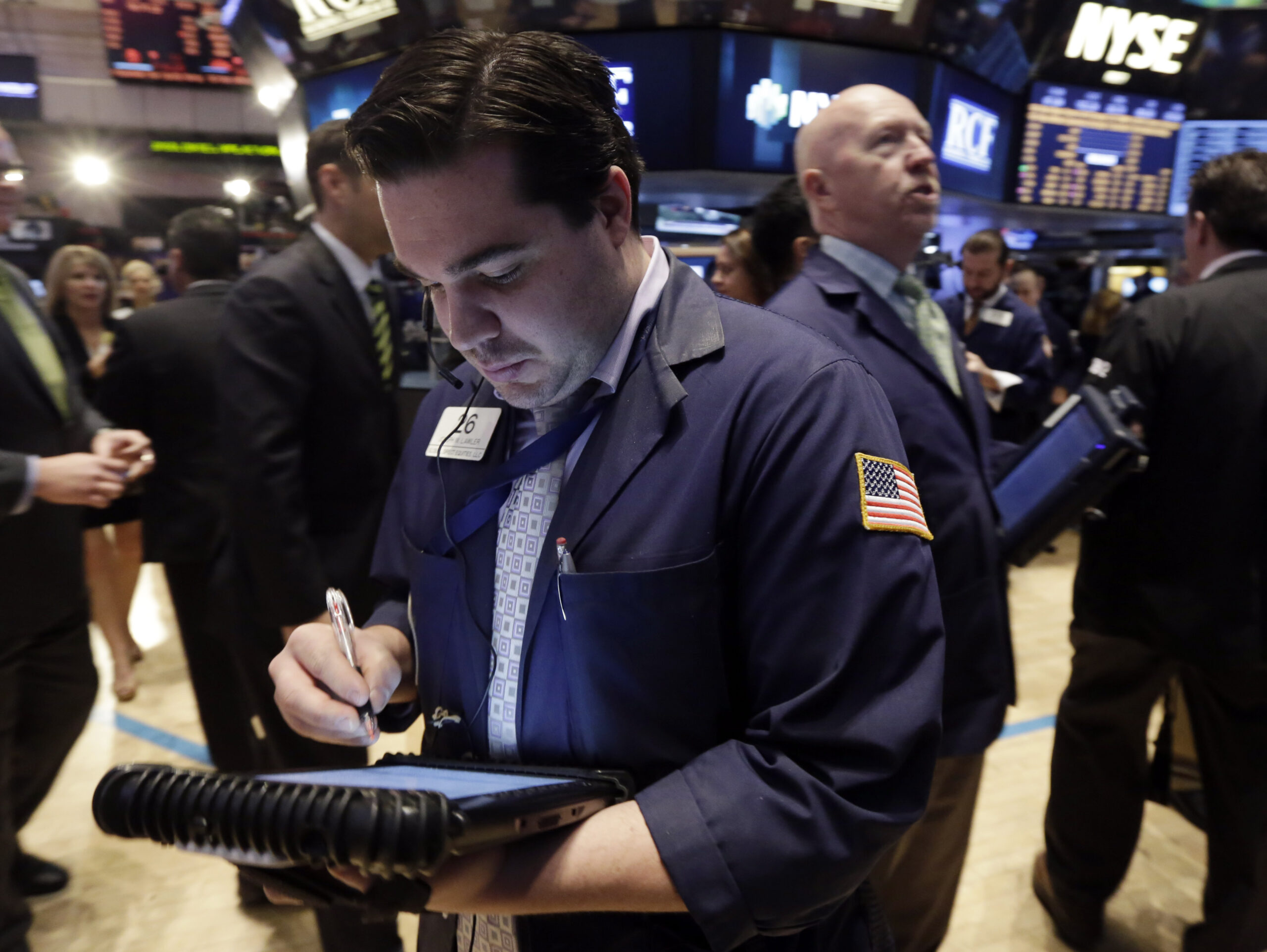 Stocks post modest gains as earnings roll in