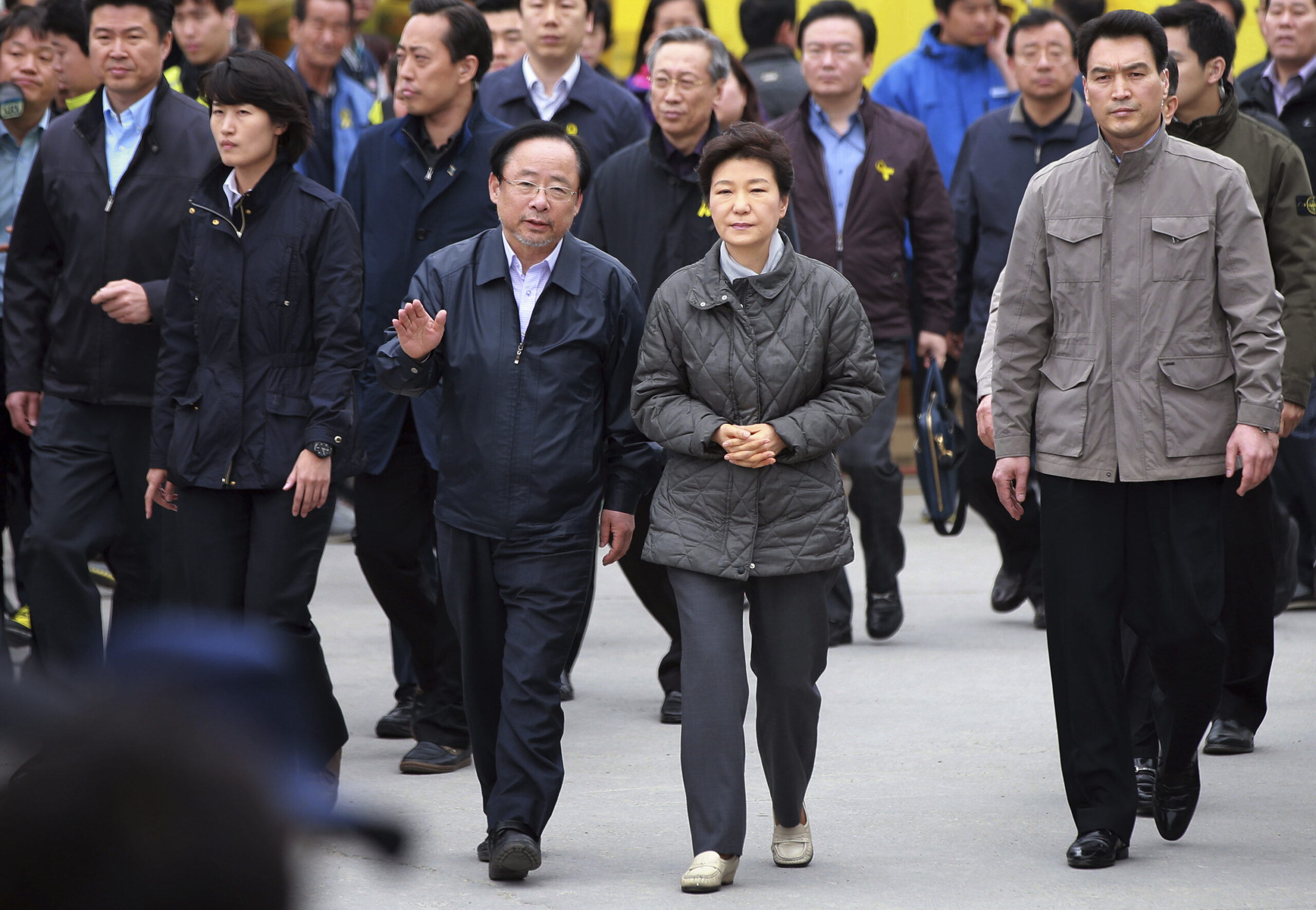 South Korea leader visits kin of ferry missing
