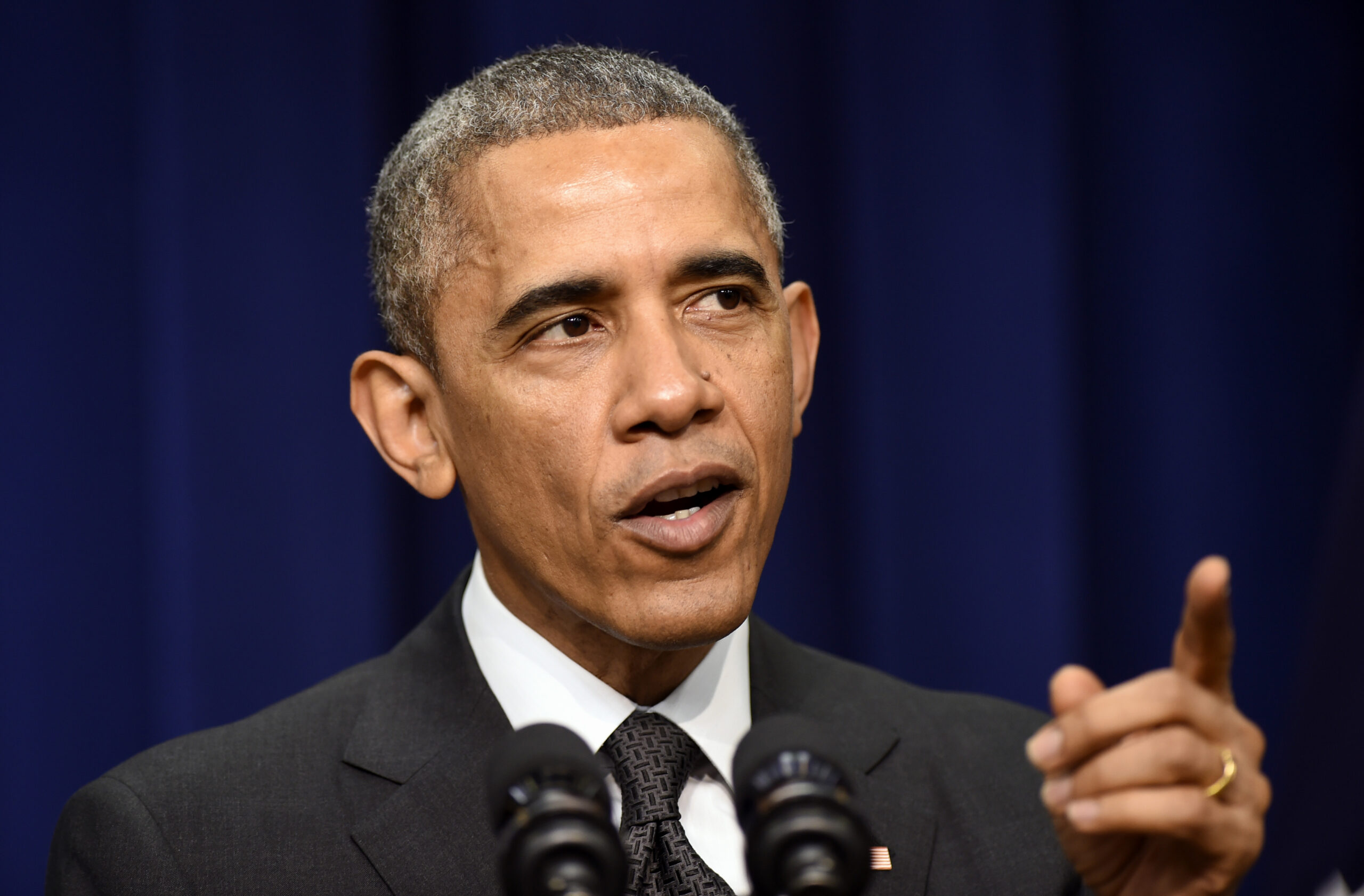 Obama battles Warren, Pelosi