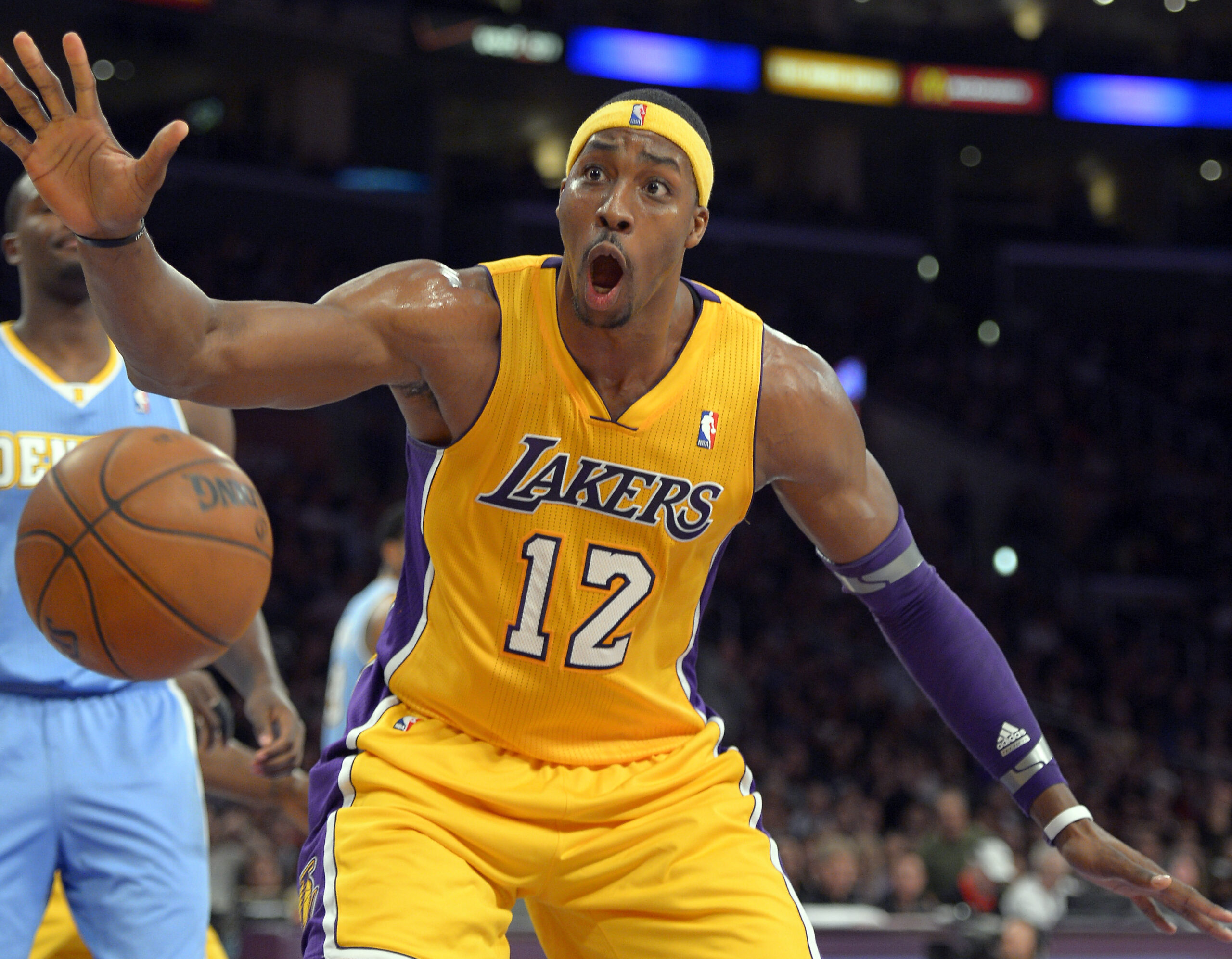 Lakers hit 17 3-pointers, win 122-103 over Denver