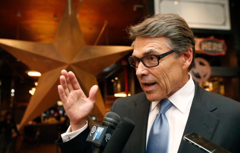 Texas Gov. Rick Perry has written to President Obama criticizing his administration's energy policies, EPA regulations and failure to approve the construction of a pipeline to carry tar sands crude from Canada to Gulf Coast refineries. (AP/Kathy Willens)