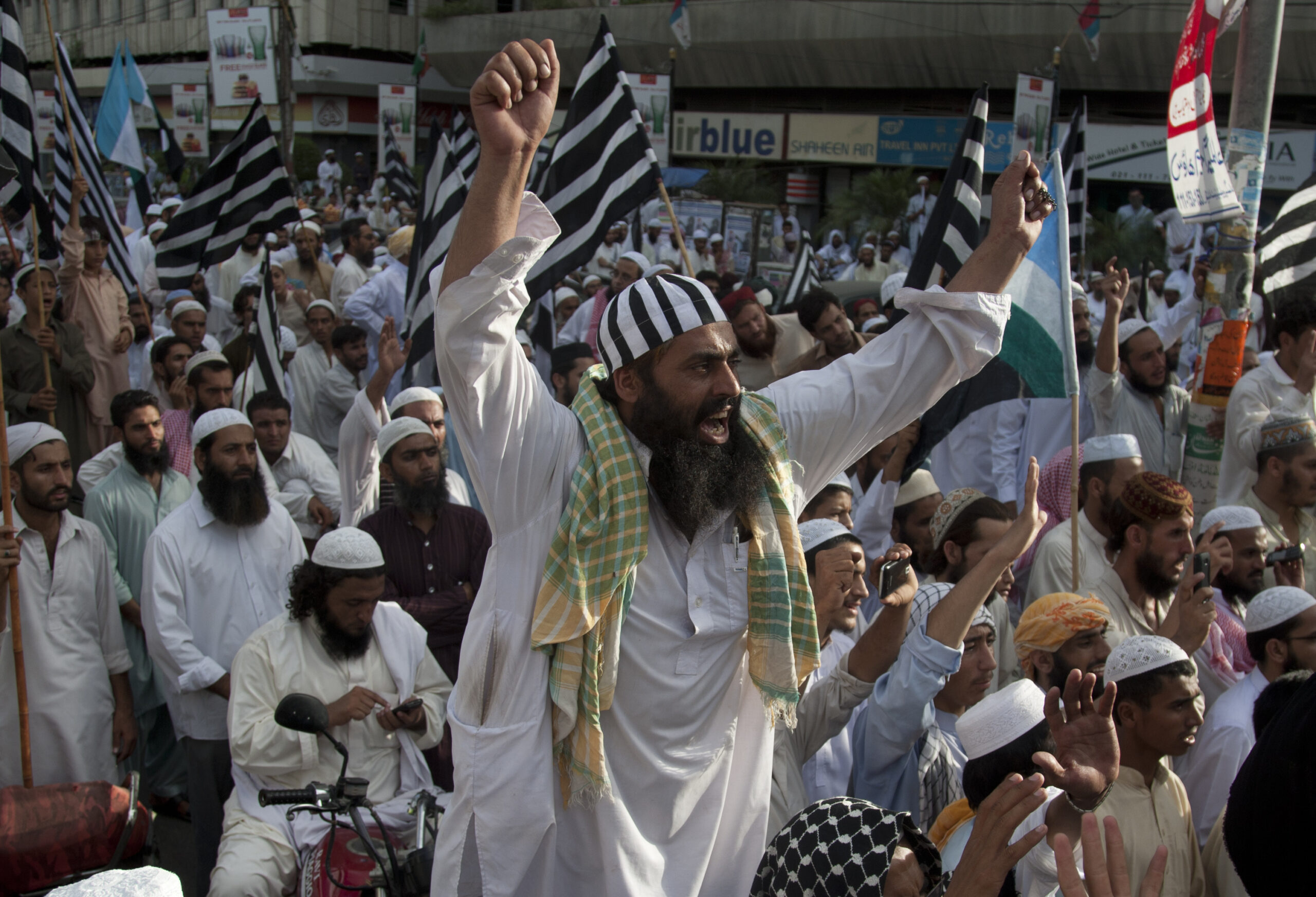 Pakistan cleric at rally warns of 48-hour deadline