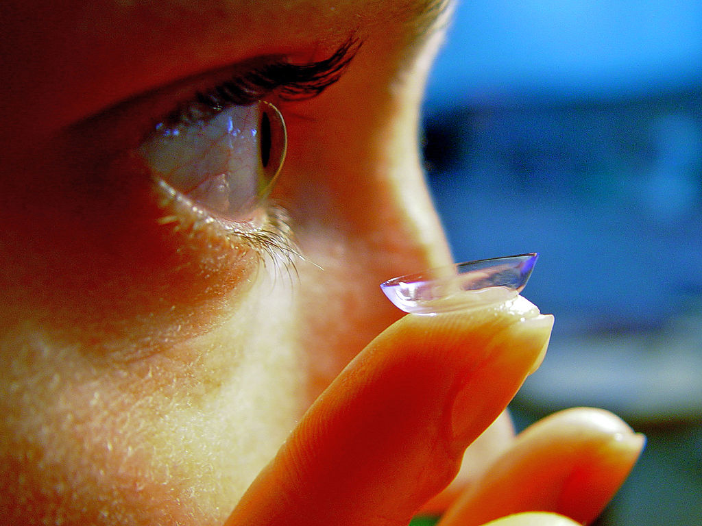 Nearly all contact lens wearers perform risky behaviors: CDC