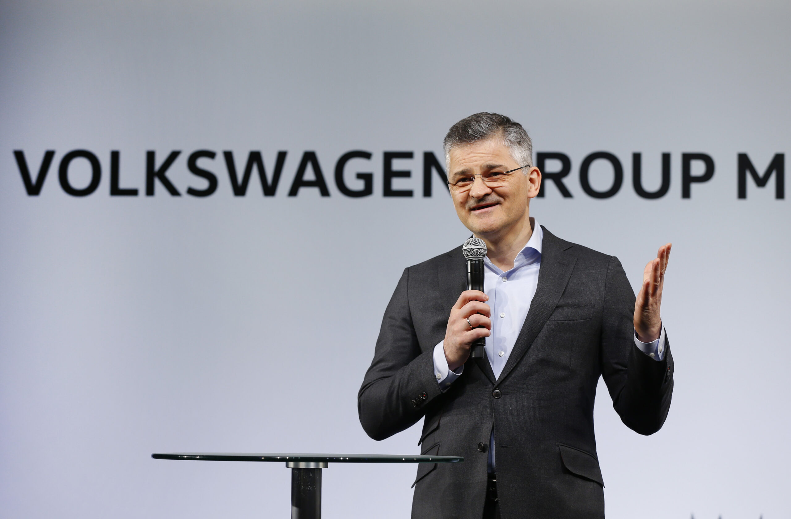 Top VW official in U.S. resigns