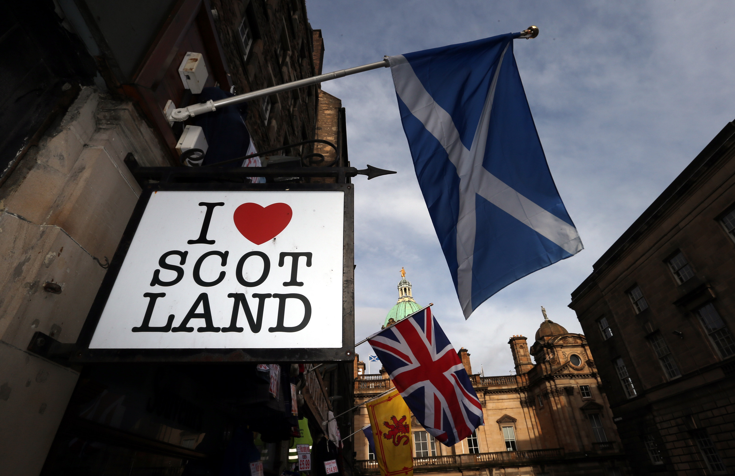 UK offers Scotland more autonomy ahead of vote
