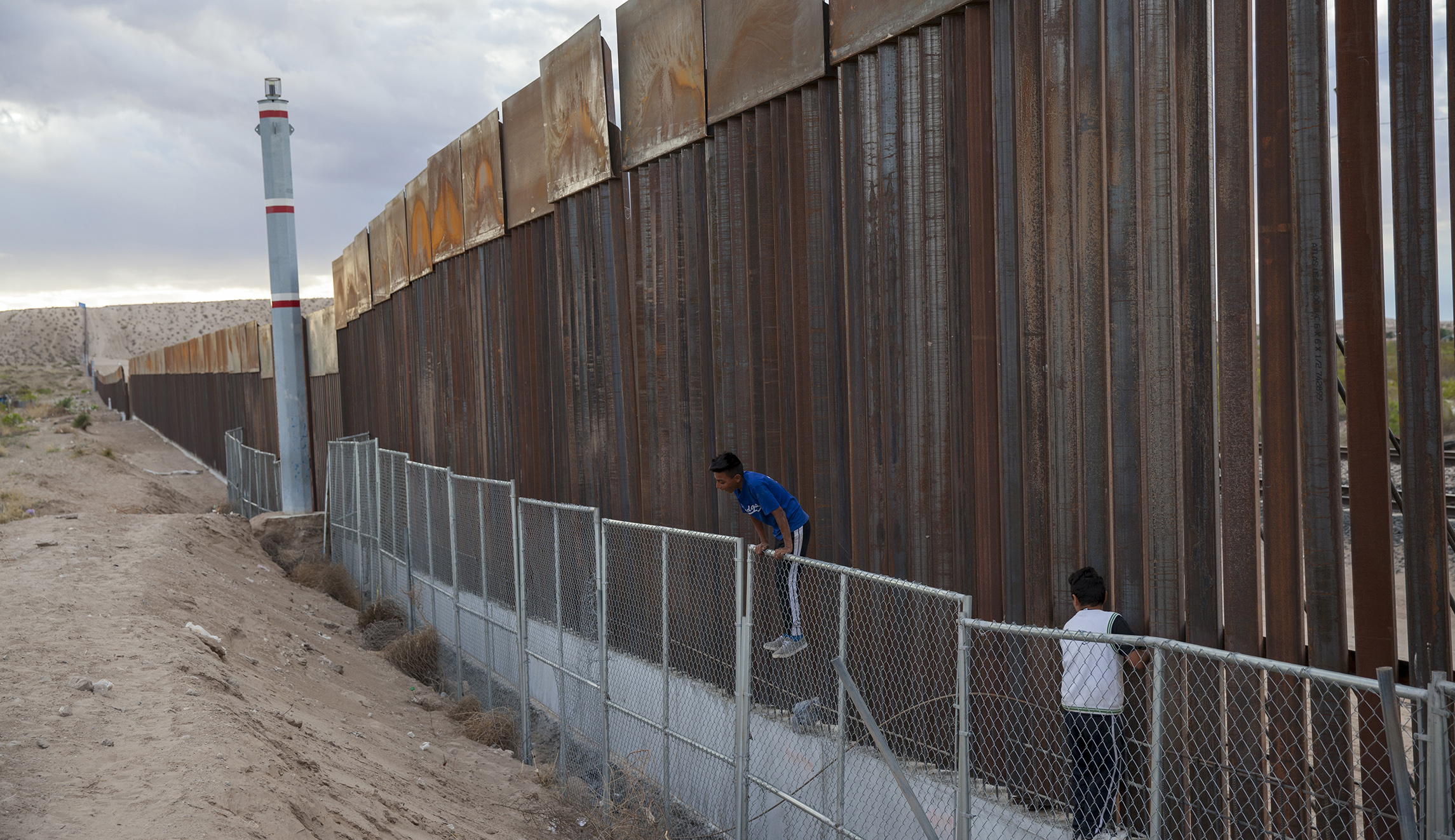 Mexican artist, illegal immigrants to build wall then tear it down