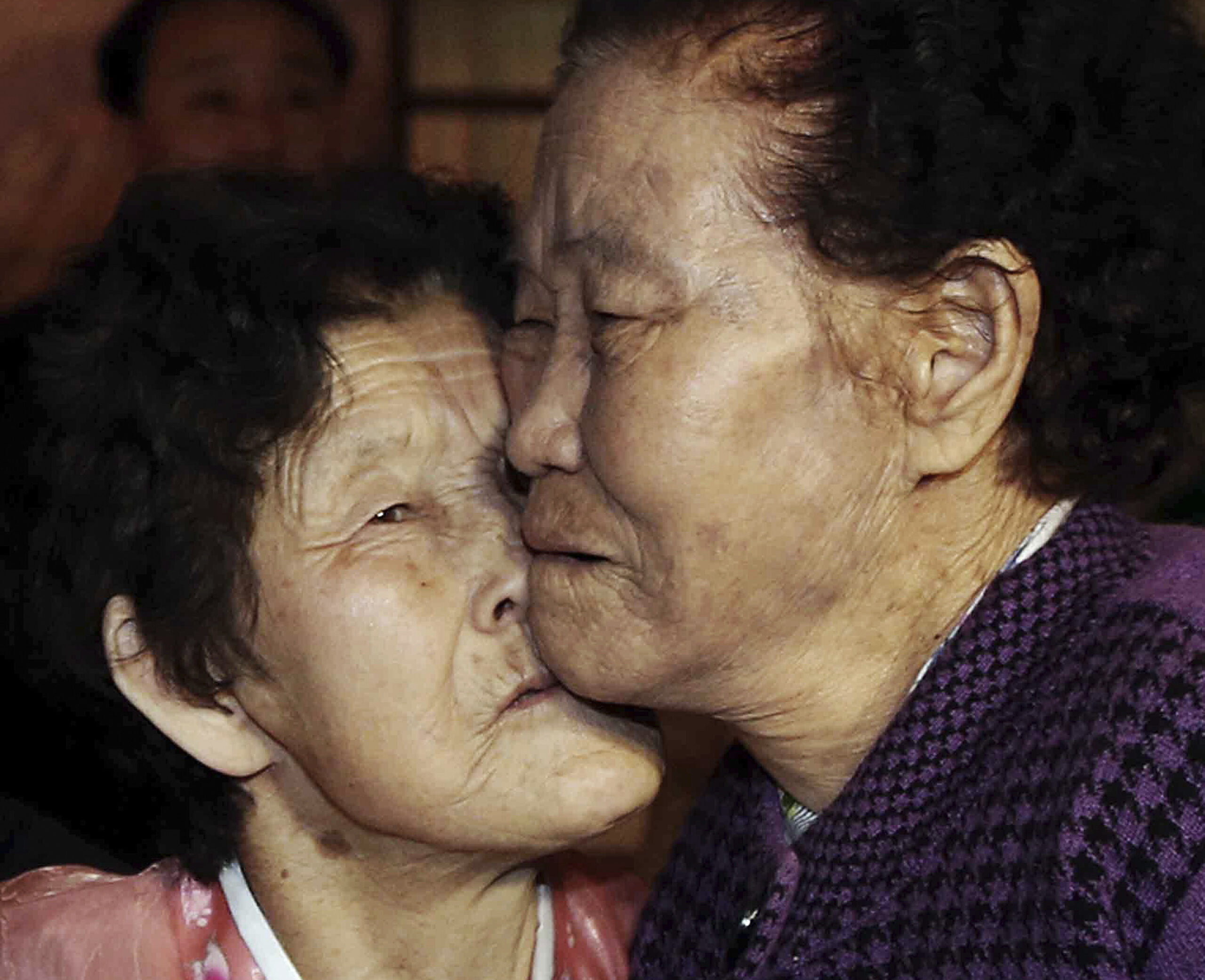 Koreans part, likely for last time, from relatives