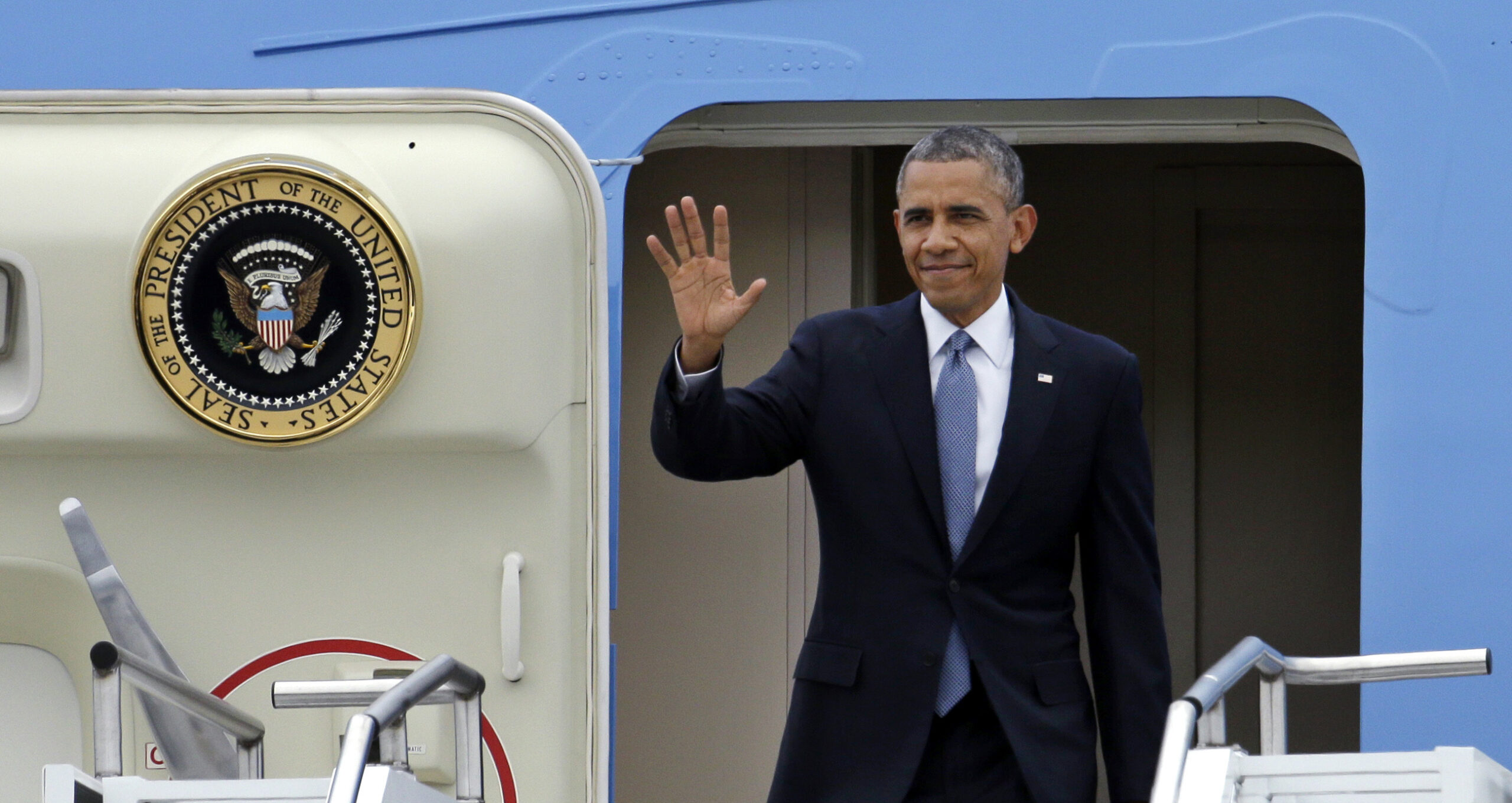 President Obama strains to straddle fundraising, foreign policy