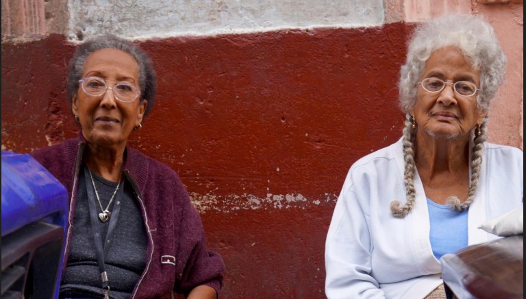Two women in Cuba. (Annika Hernroth-Rothstein)