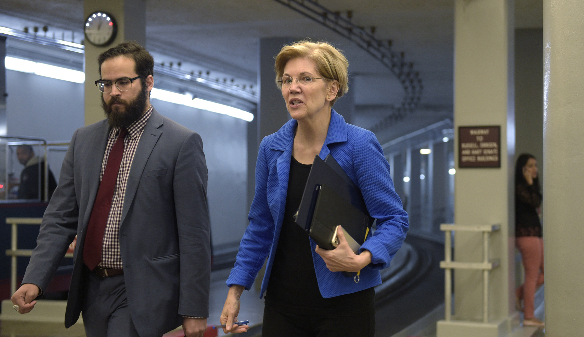 Elizabeth Warren is hypocritically meeting with Wall Street CEOs