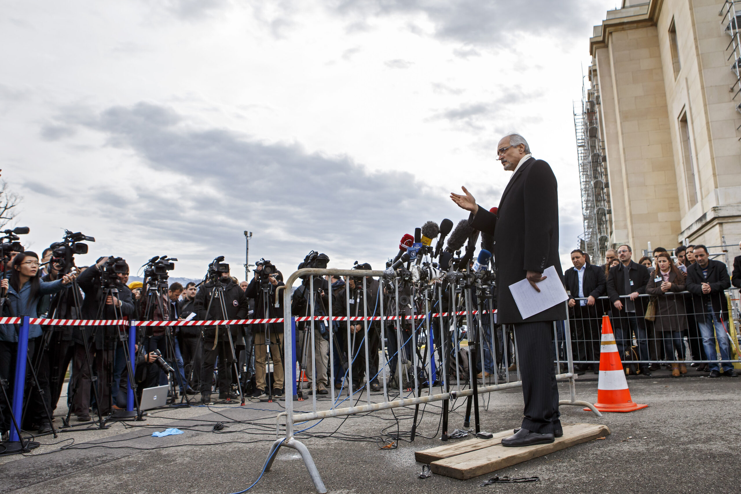 Syrian troops bombard town near Lebanon border