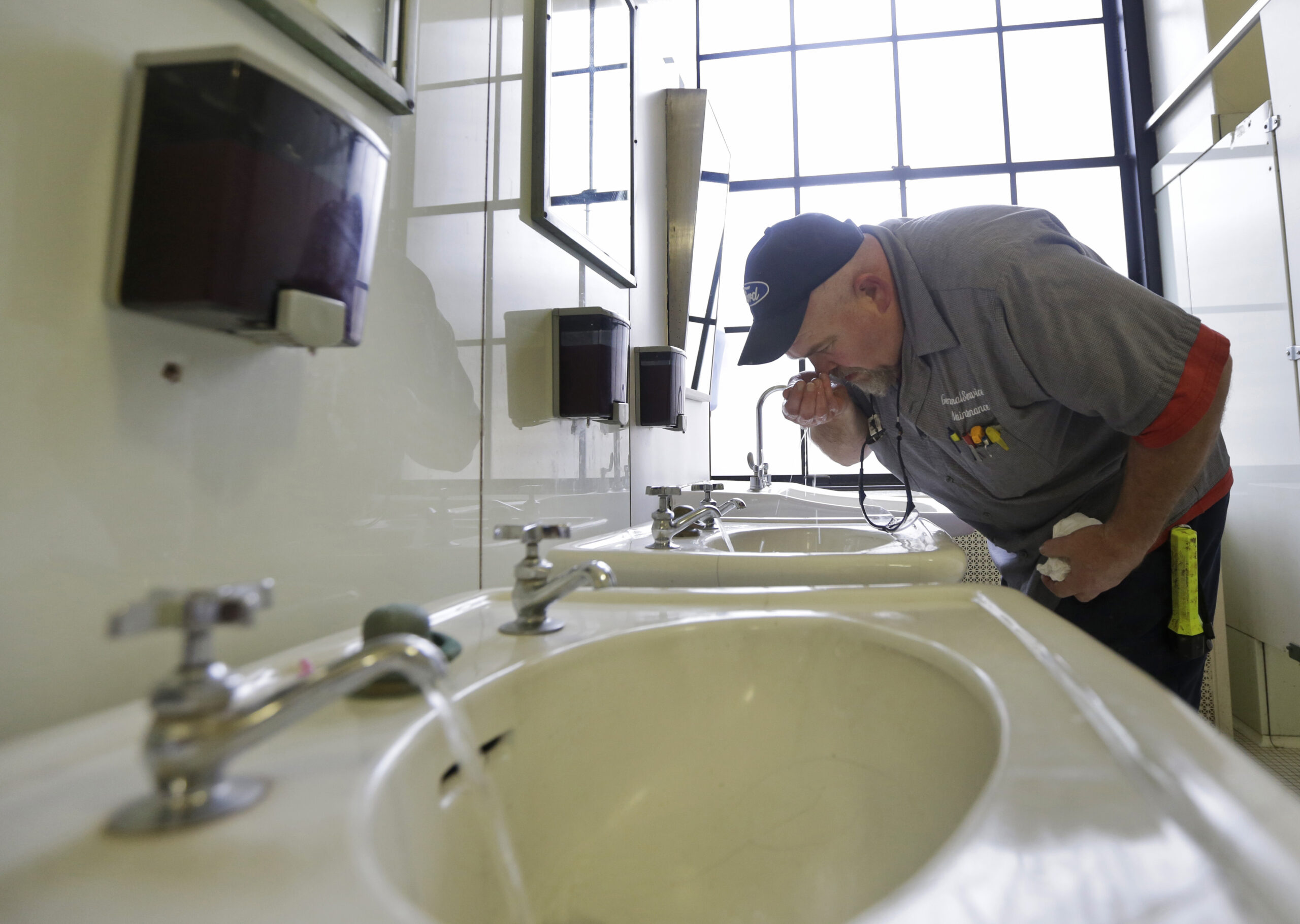 Many remain wary of West Virginia water as smell lingers
