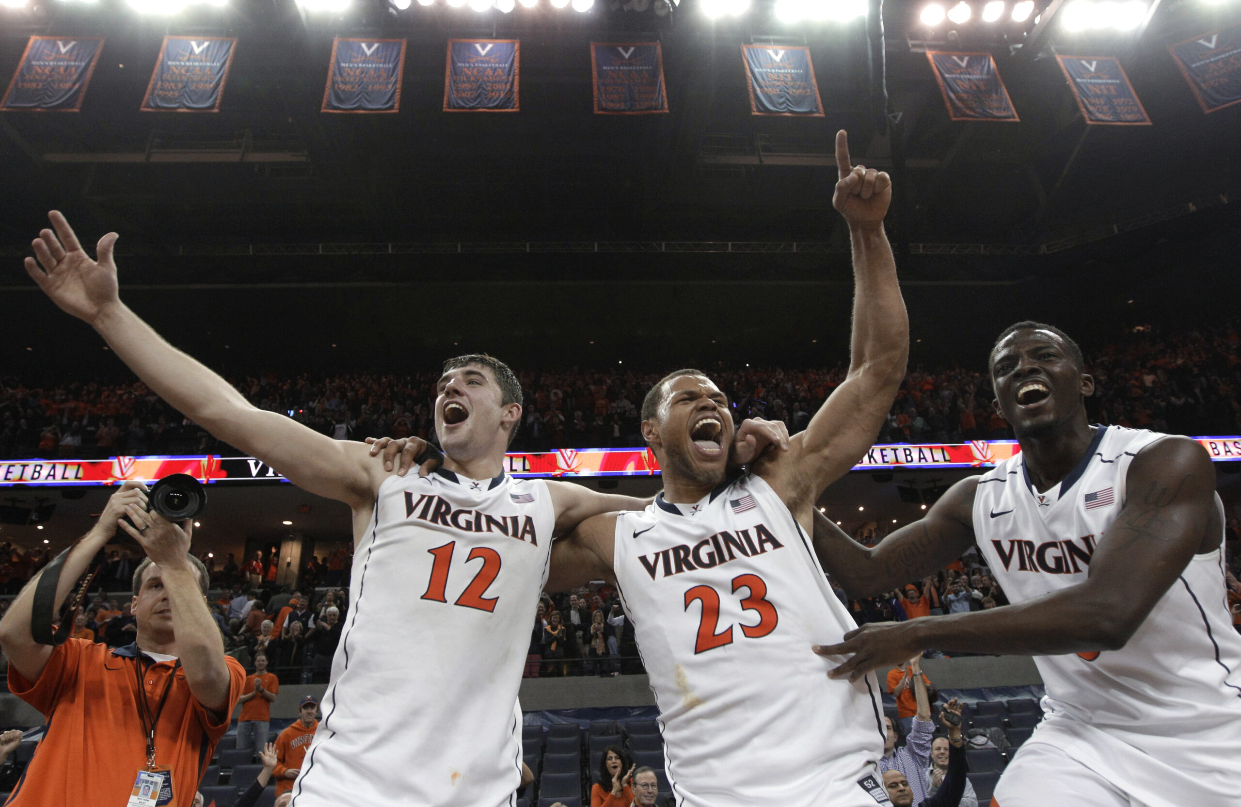 Joe Harris scores 36 as Virginia topples Duke to bolster tournament bid