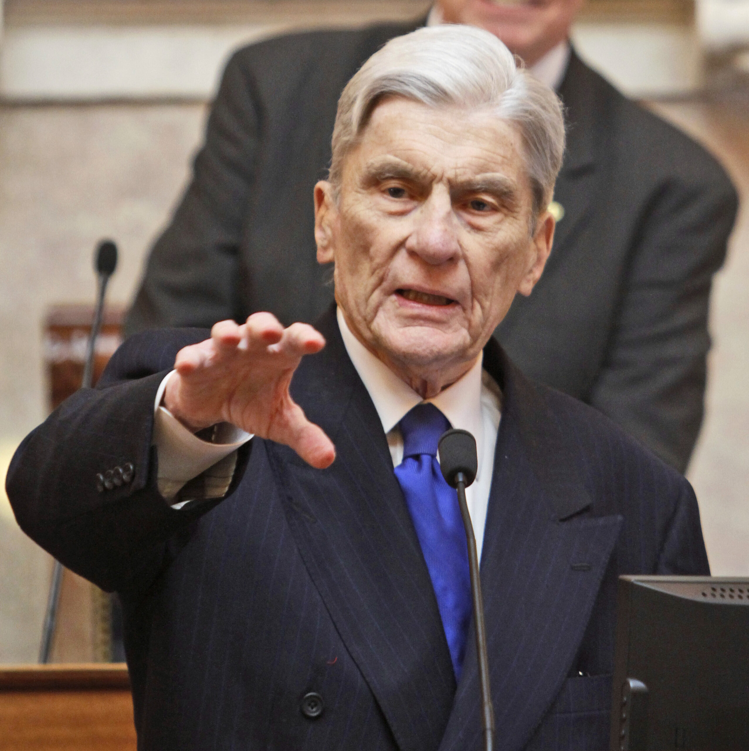 Ex-GOP Sen. John Warner endorses Dem