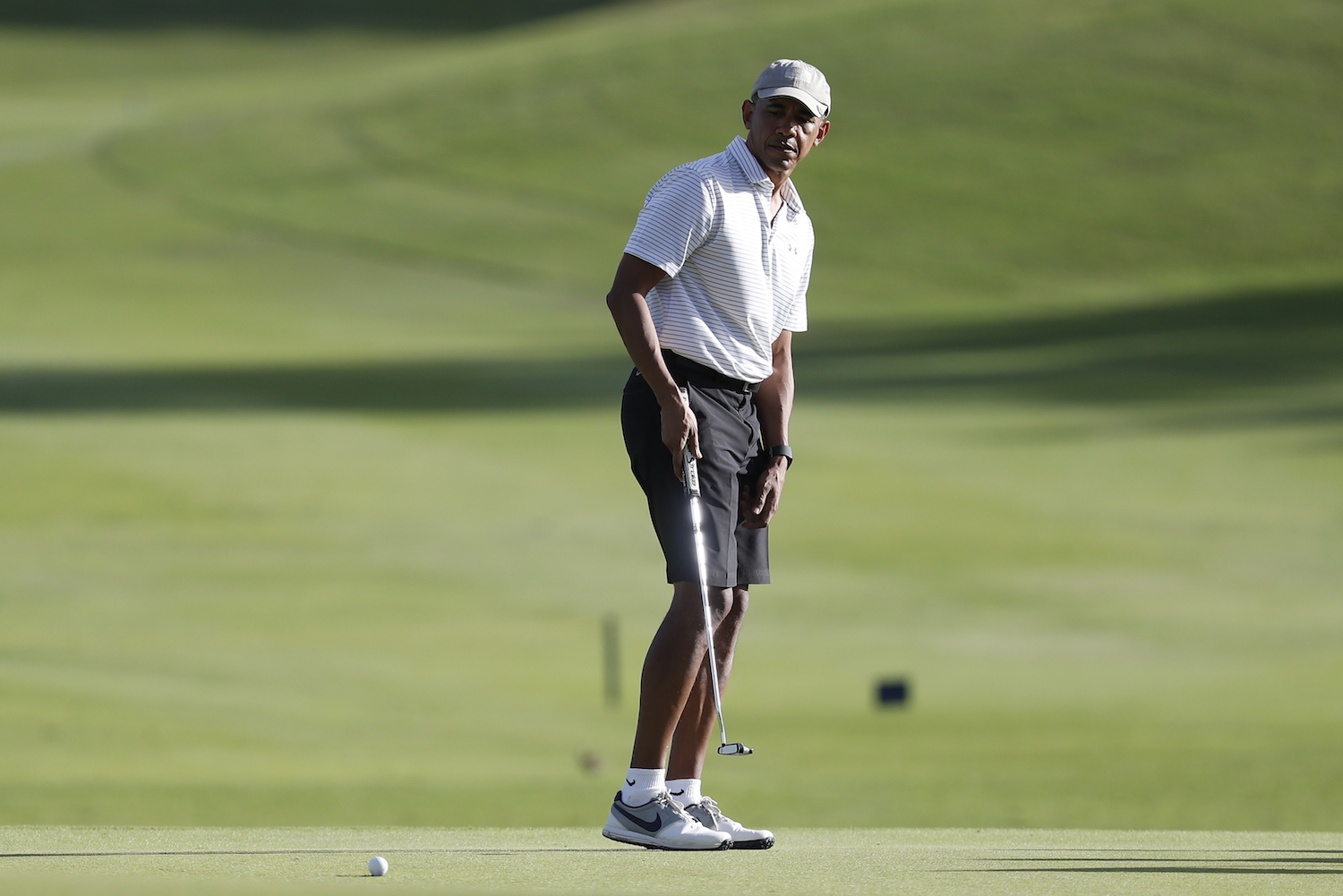 Obama back to playing golf