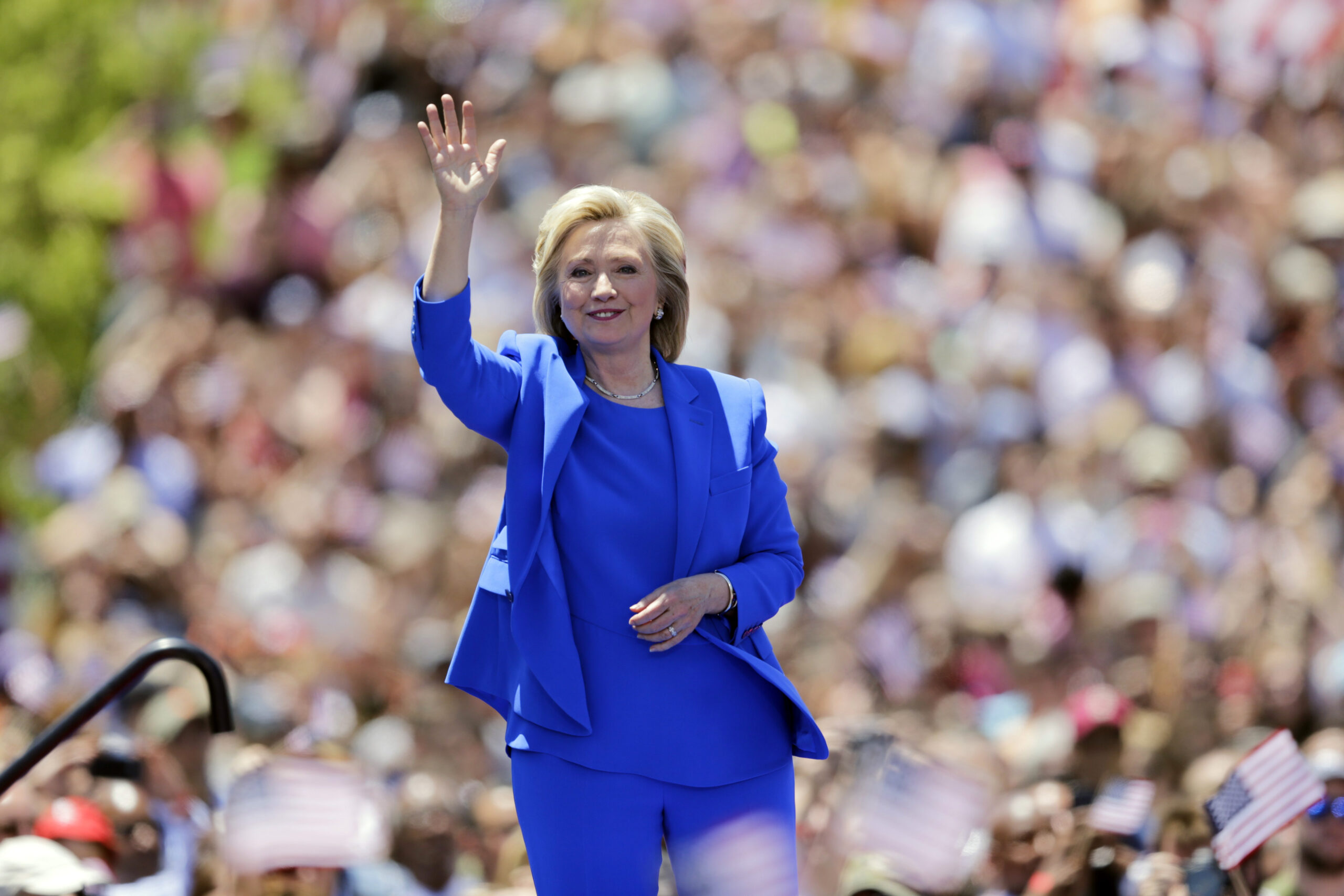 Hillary at rally: ‘I’ve made my share of mistakes,’ as campaign staff bars press