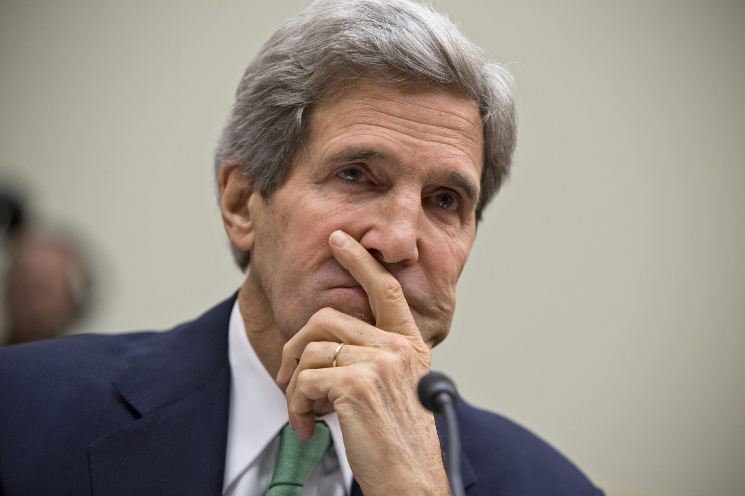 Kerry back to Mideast to push peace talks