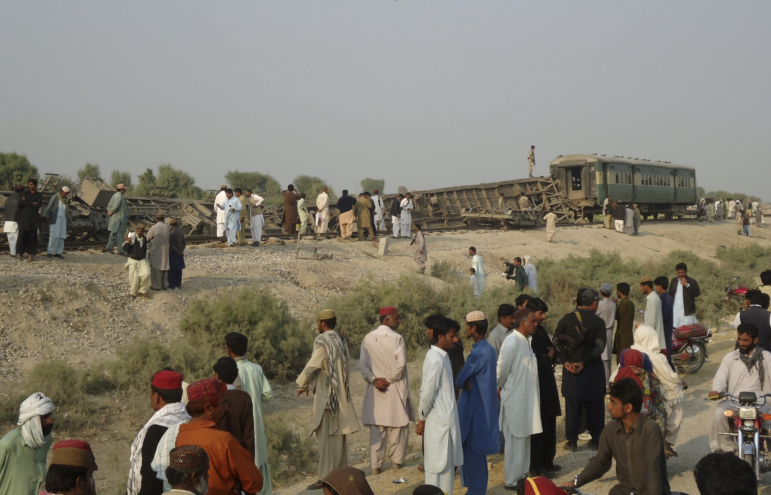 Bomb derails train in southwest Pakistan, kills 8