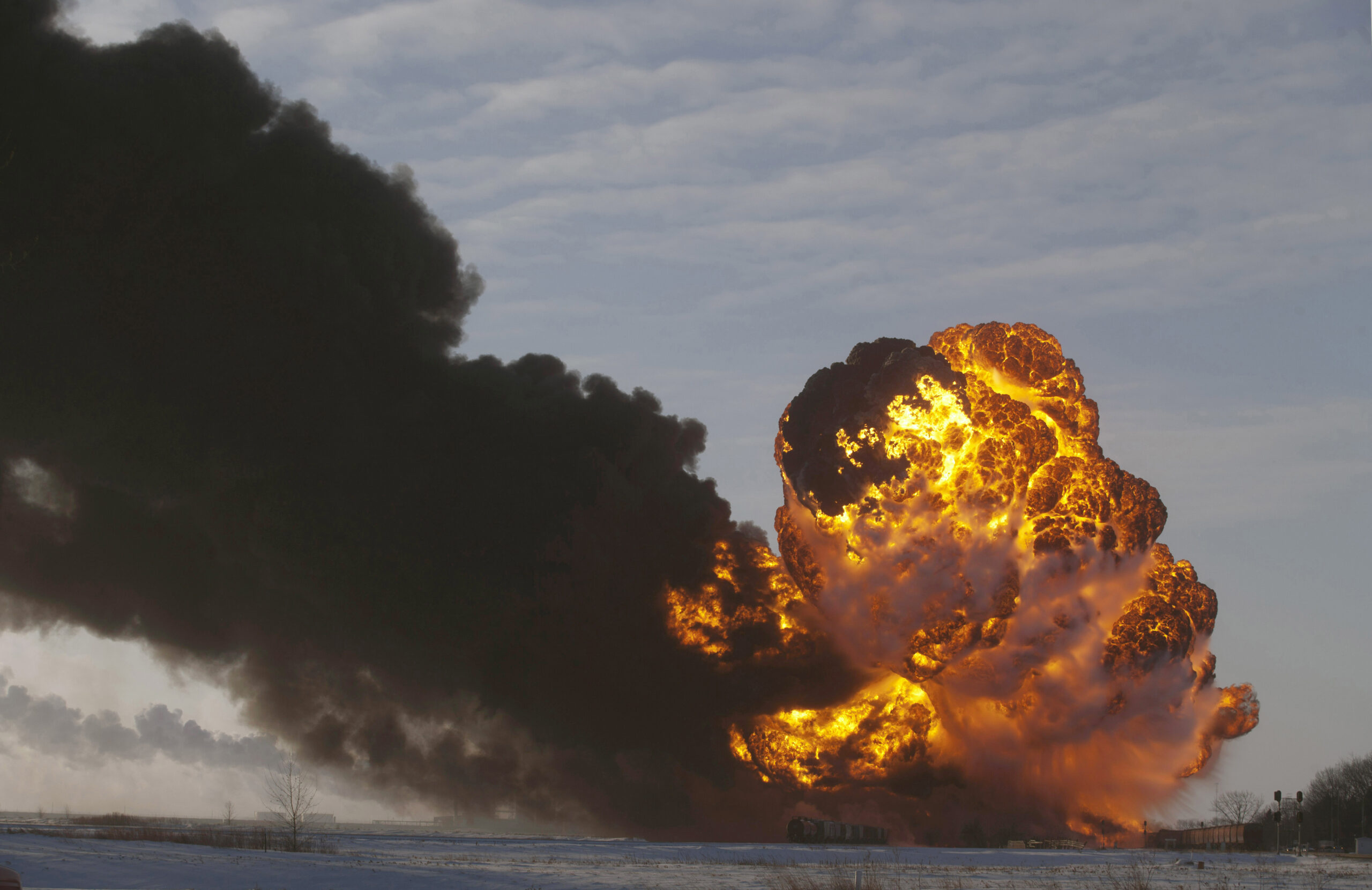 Train explodes carrying shale oil in North Dakota
