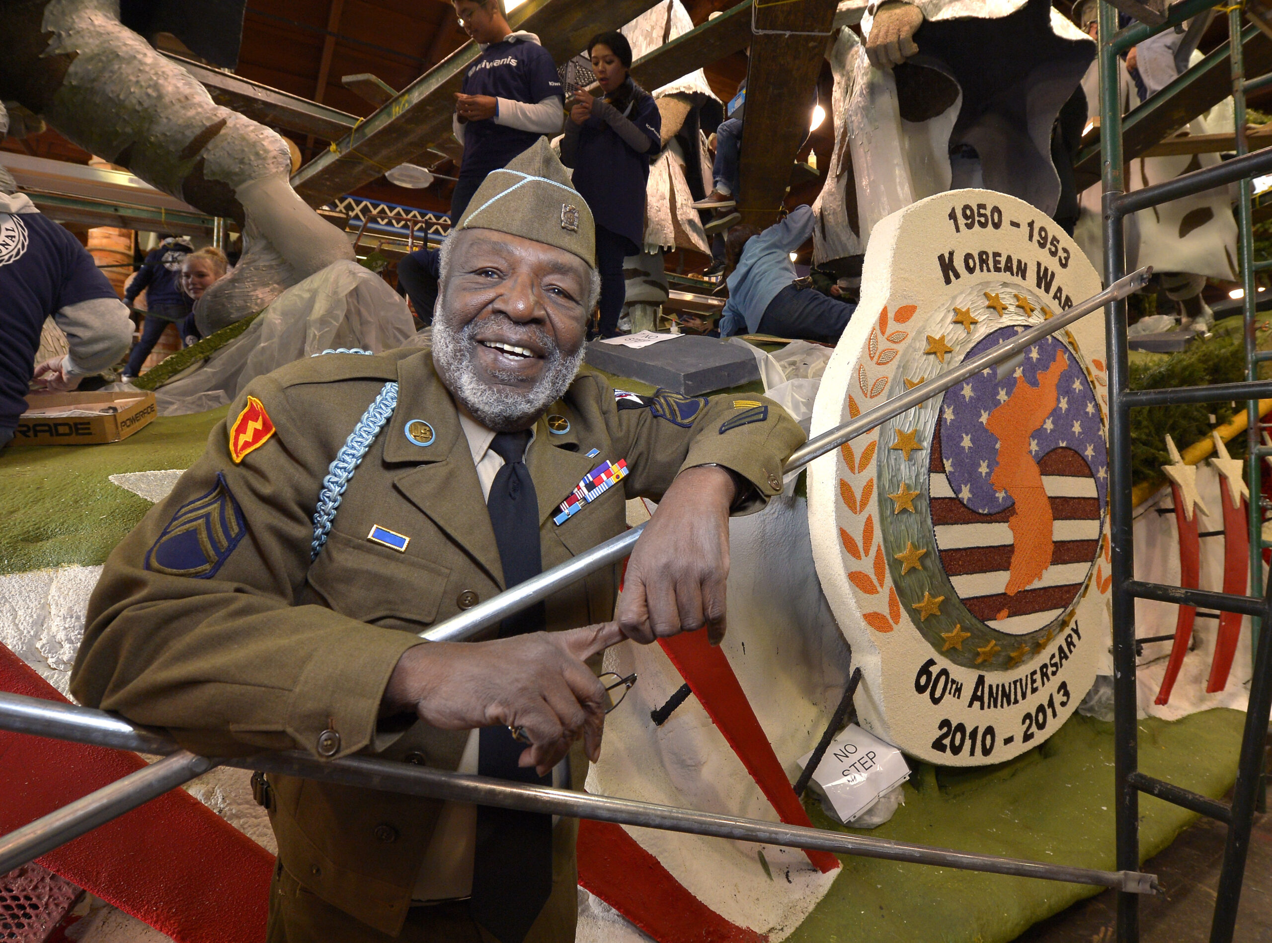 Pentagon debuts float in Rose parade to honor vets