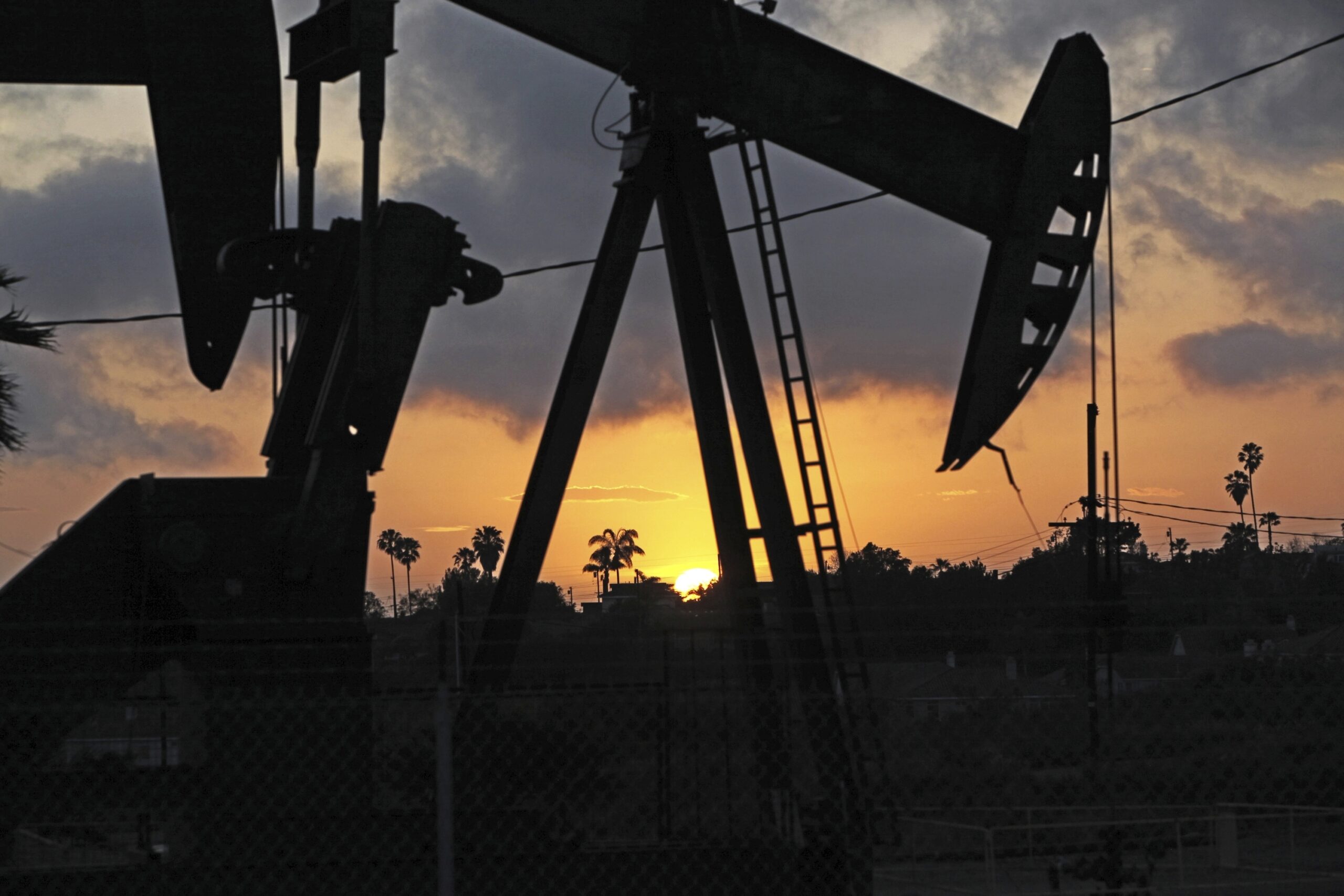 Does EPA’s left hand know what its far-left hand is doing to fight fracking?