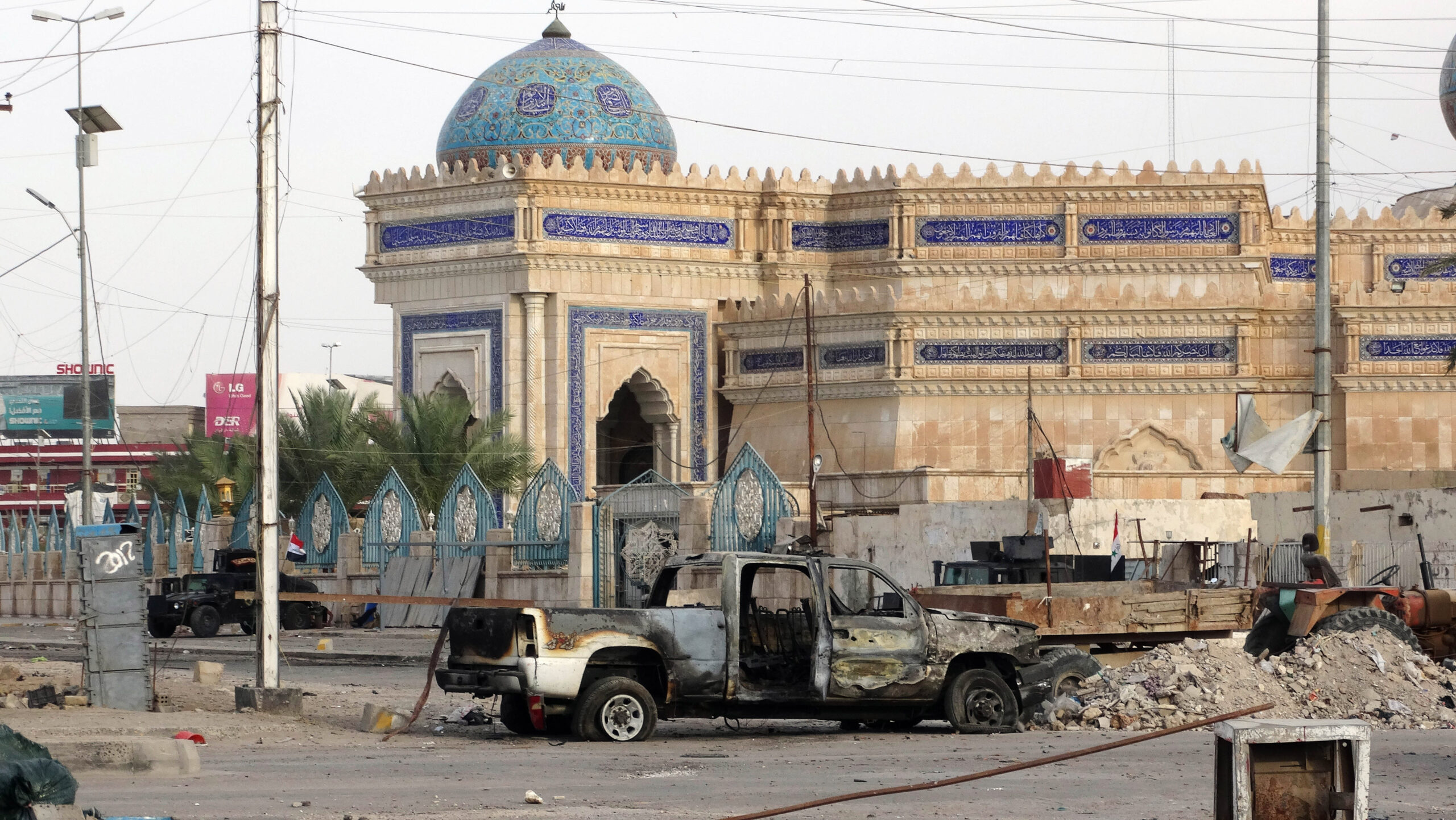 Iraqi forces abandon hundreds of military vehicles at Ramadi