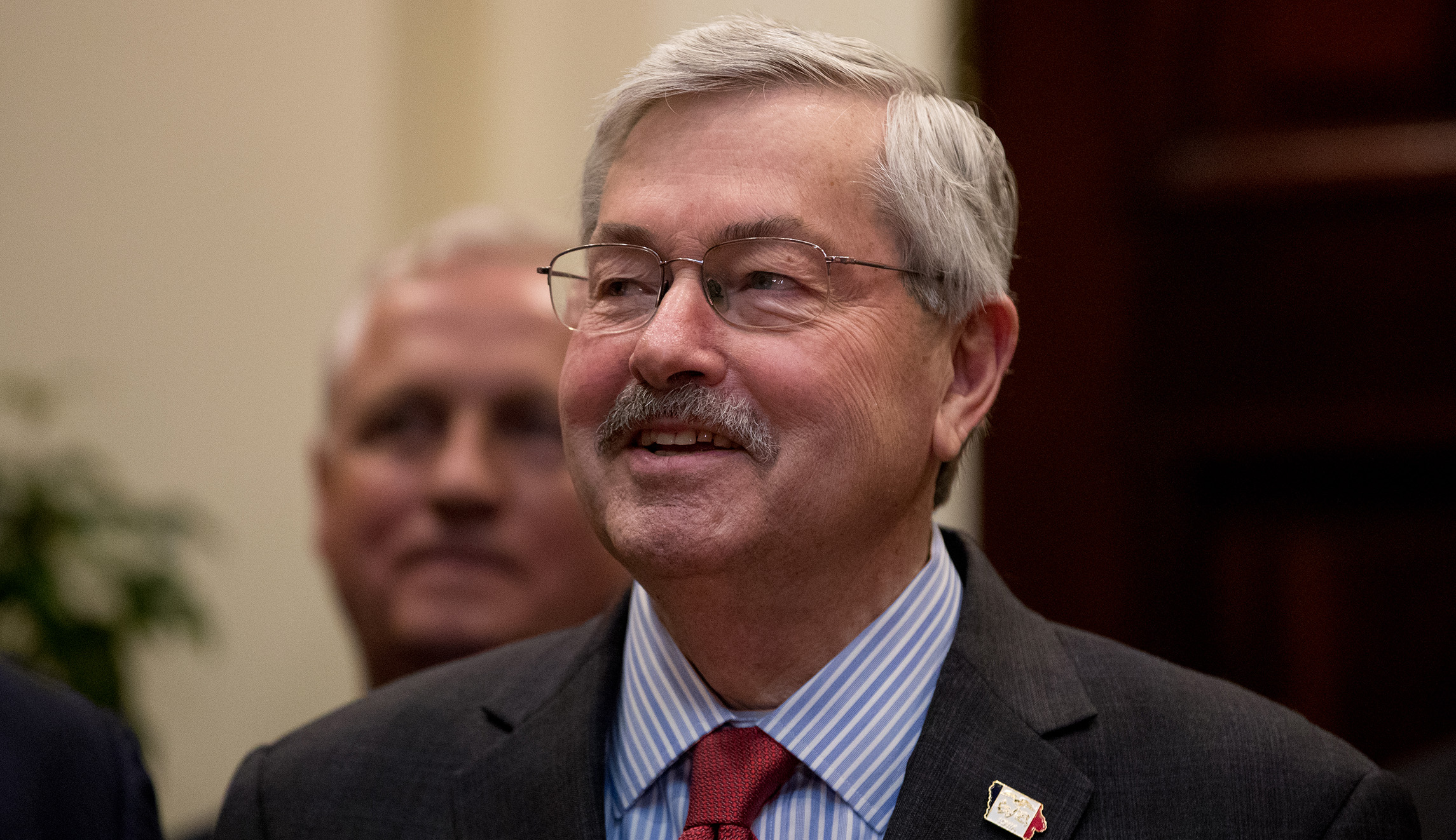 Iowa governor signs late-term abortion ban