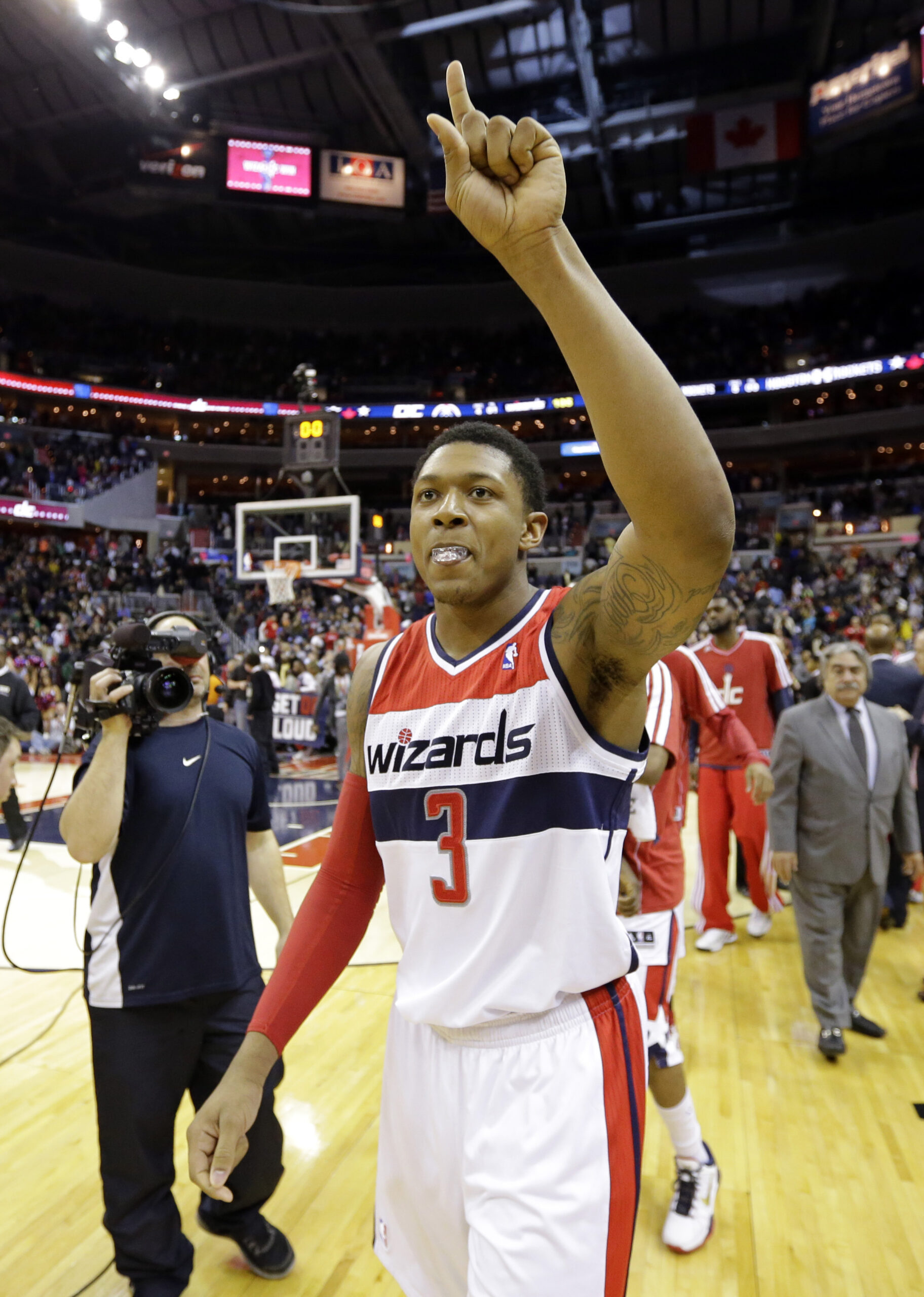 Going big pushes Wizards past Rockets