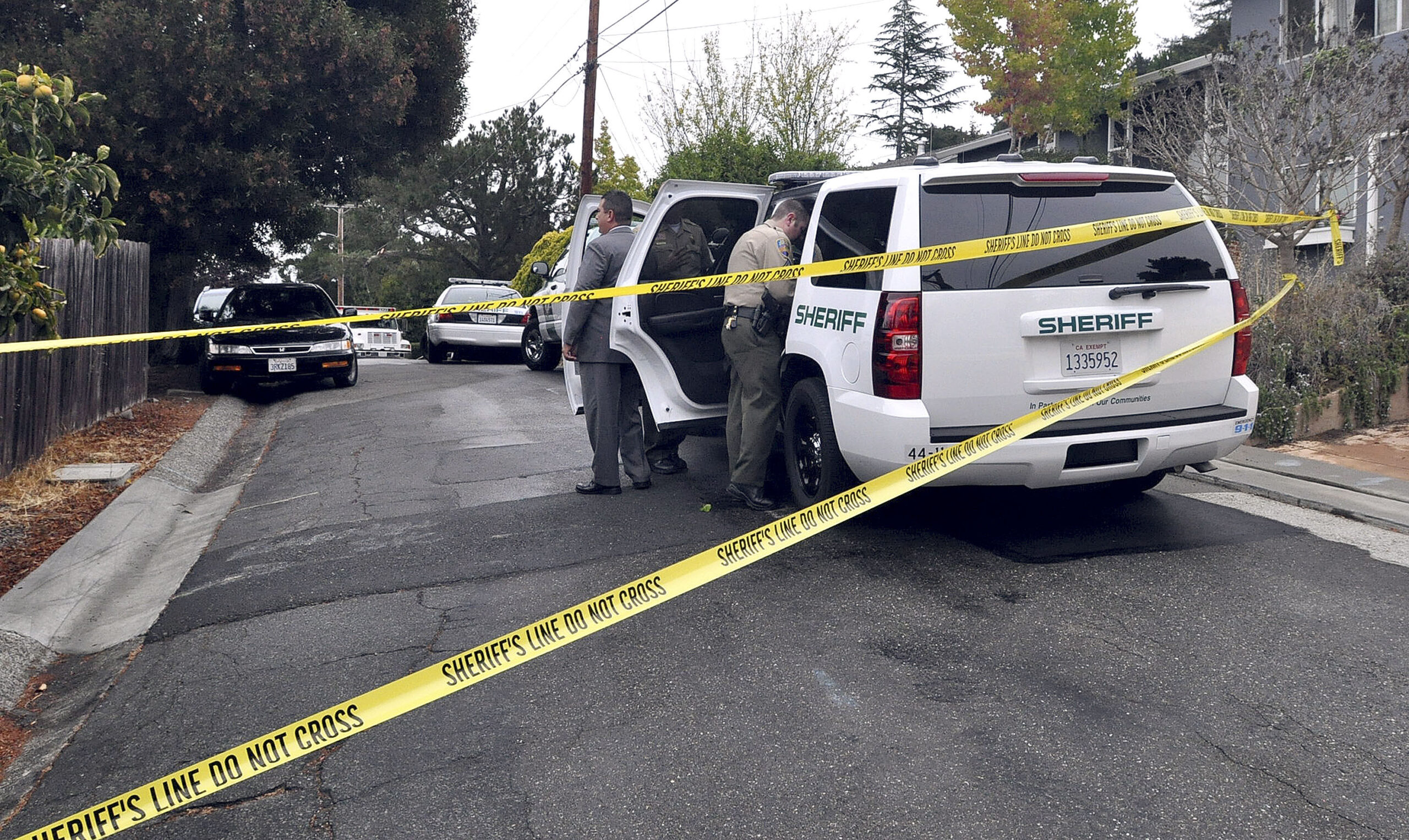 Bodies of 2 men found in adjacent California yards