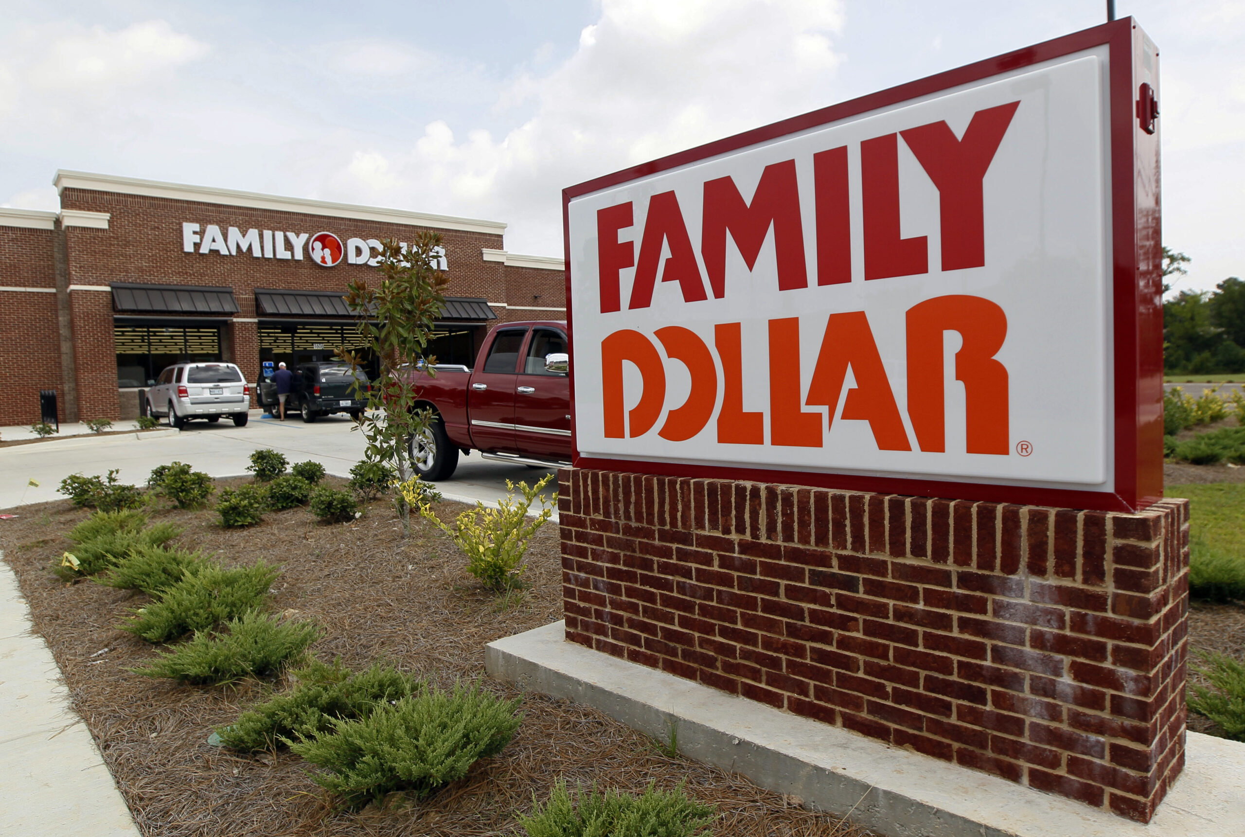 Dollar General raises Family Dollar bid to $9.1B