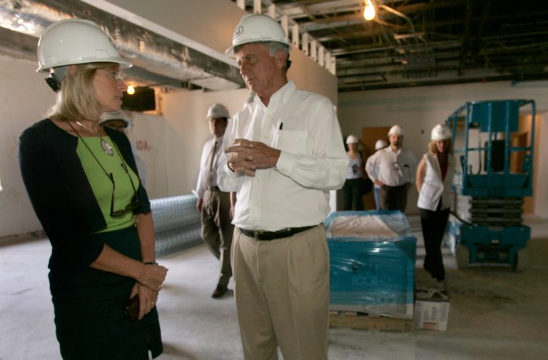 During the early years of the Clinton administration, Cathy Zoi, right, was chief of staff in the White House Office on Environmental Policy in 1994 and 1995, then went over to EPA in 1995 where she pioneered the government's Energy Star program. (AP Photo/Danny Johnston)