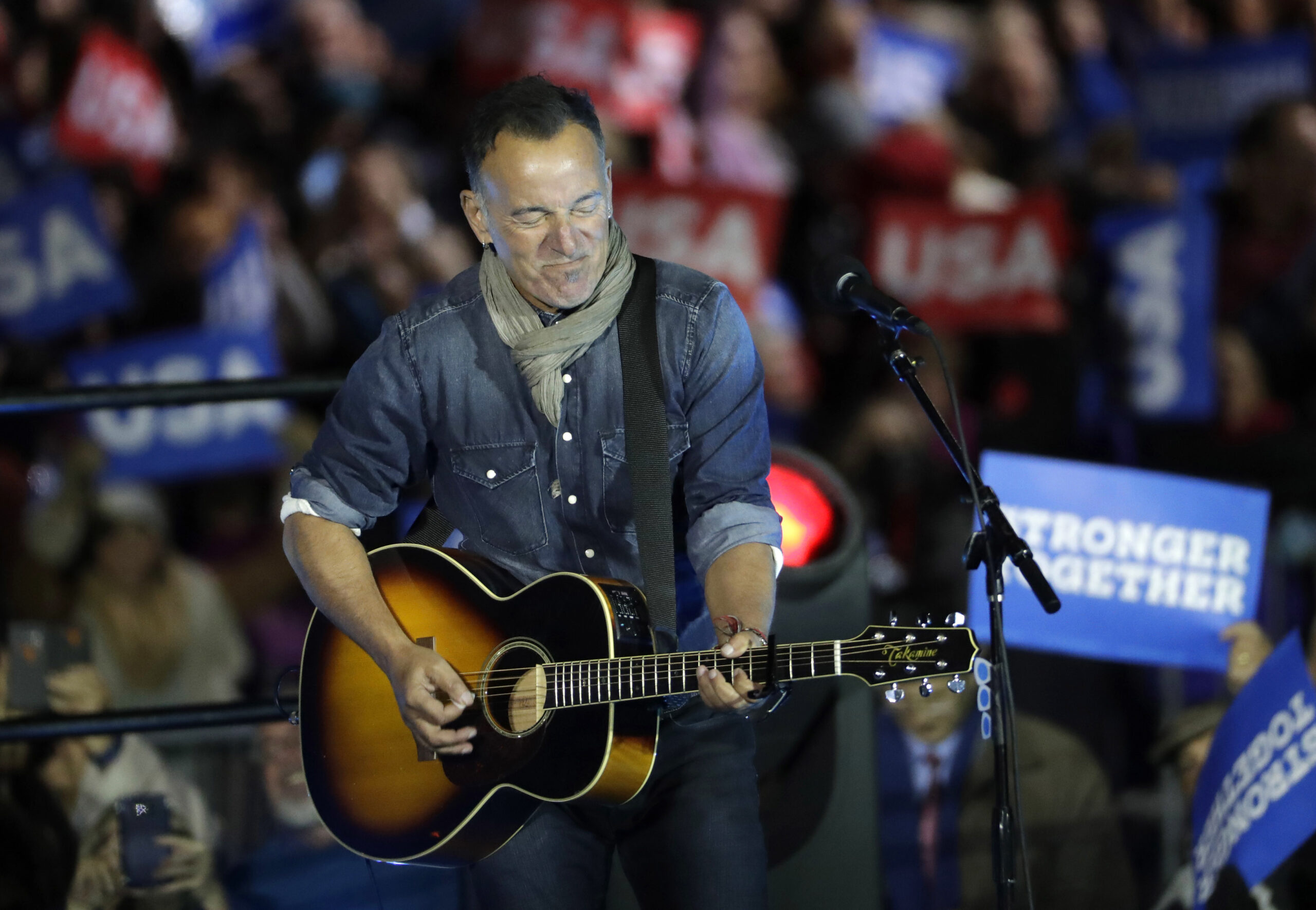 Dems pull out all the stops for Clinton in Philadelphia
