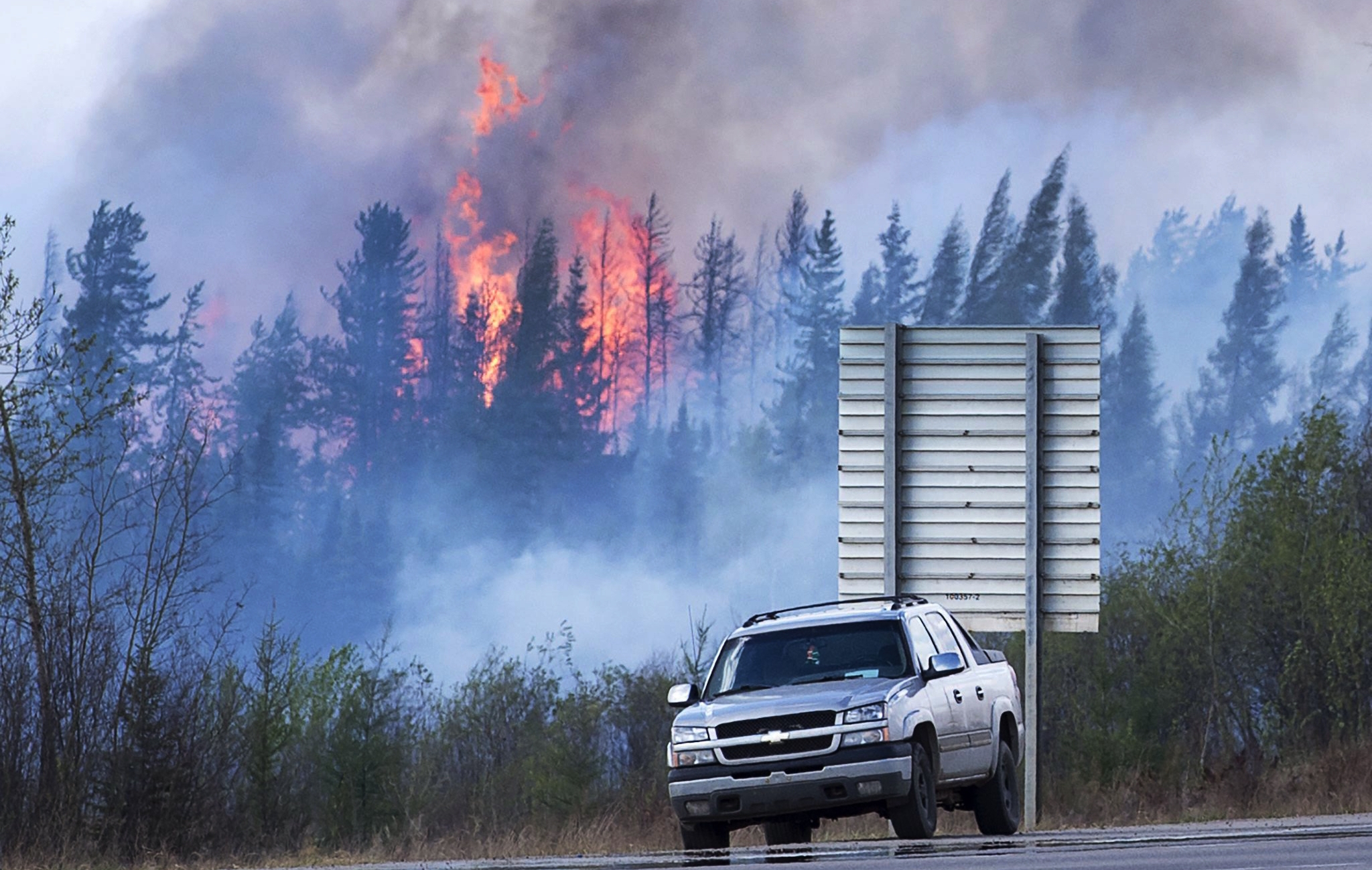 Feds predict plunge in Canadian oil output due to wildfires