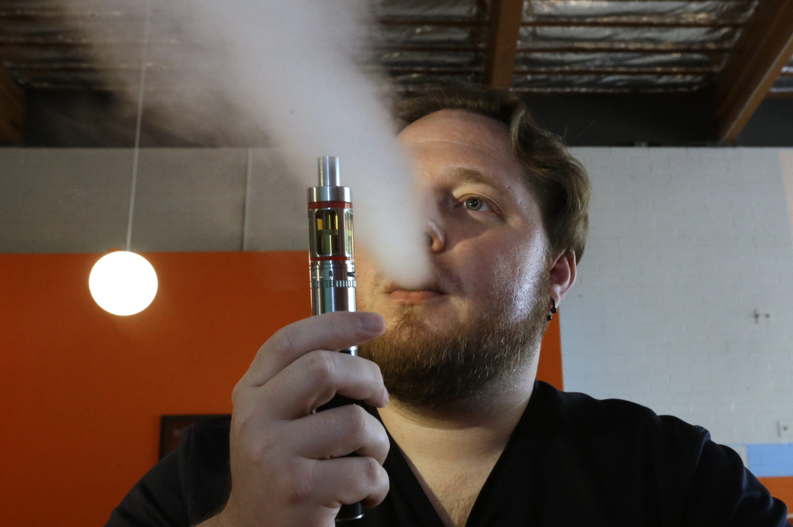 Trump urged to snuff out FDA rules threatening 15,000 e-cig makers