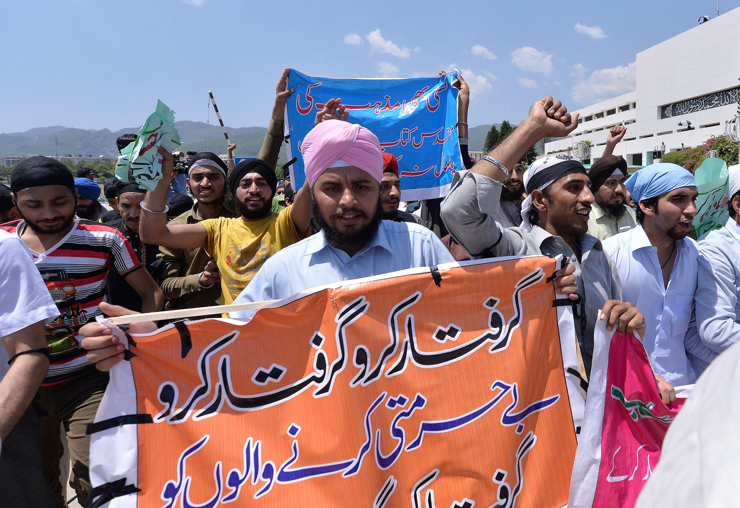 Protesting Sikhs push into Pakistan parliament