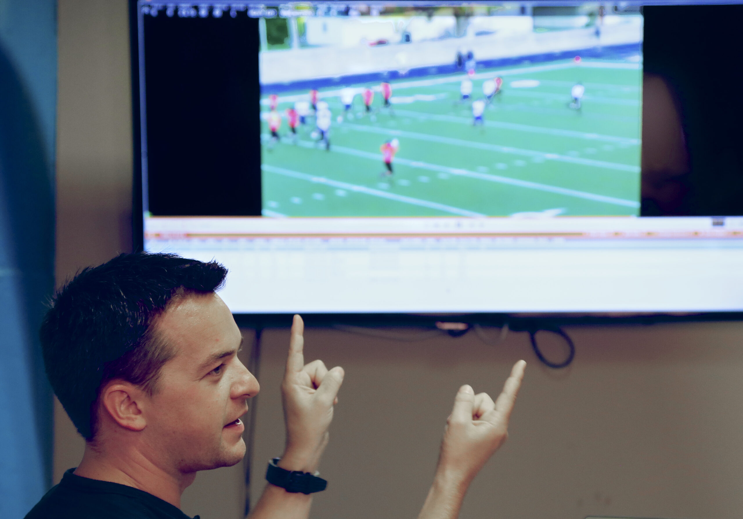 Pregame film study shifts to phones, tablets