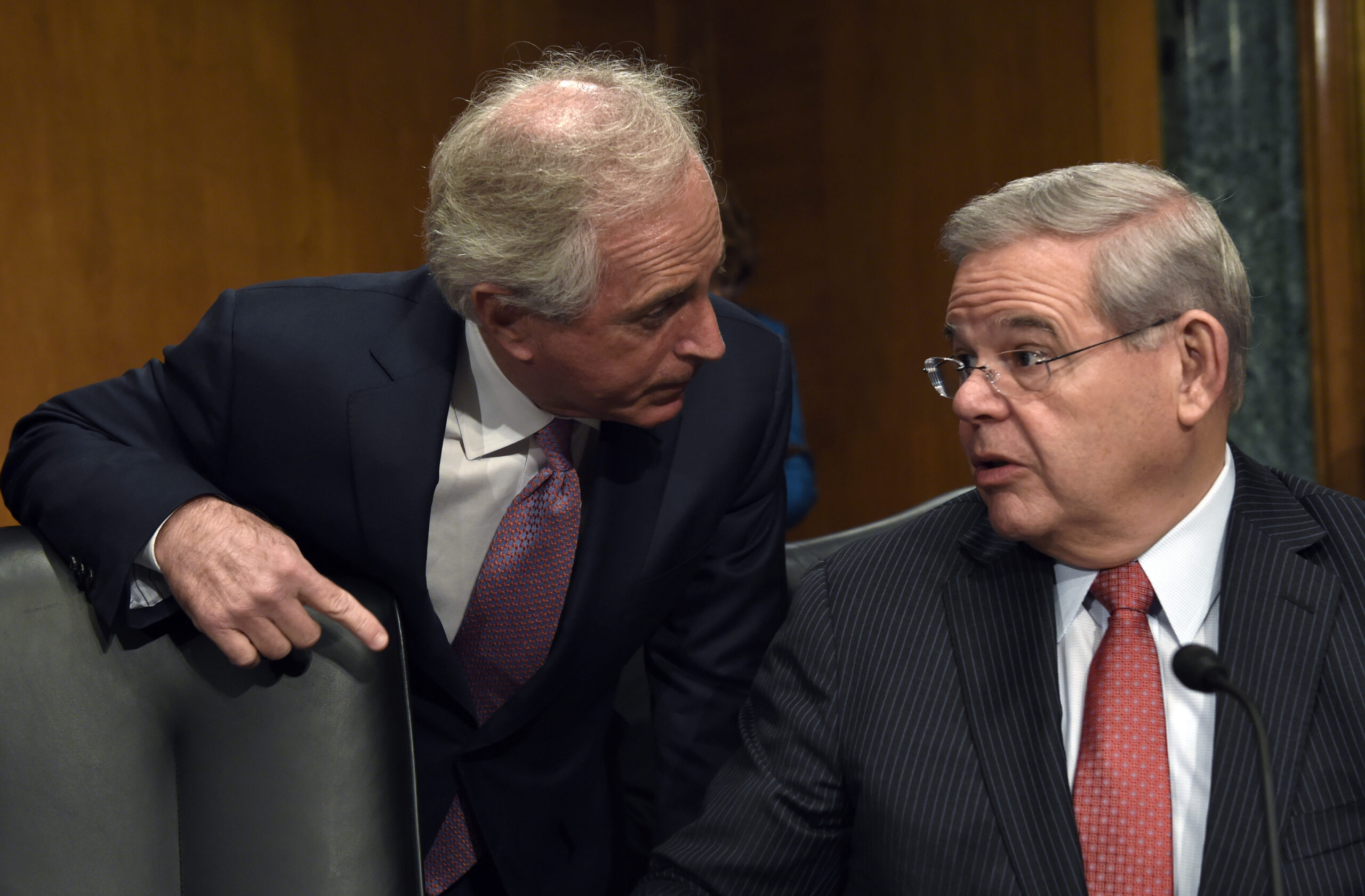 Bipartisan vote boosts Iran sanctions bill