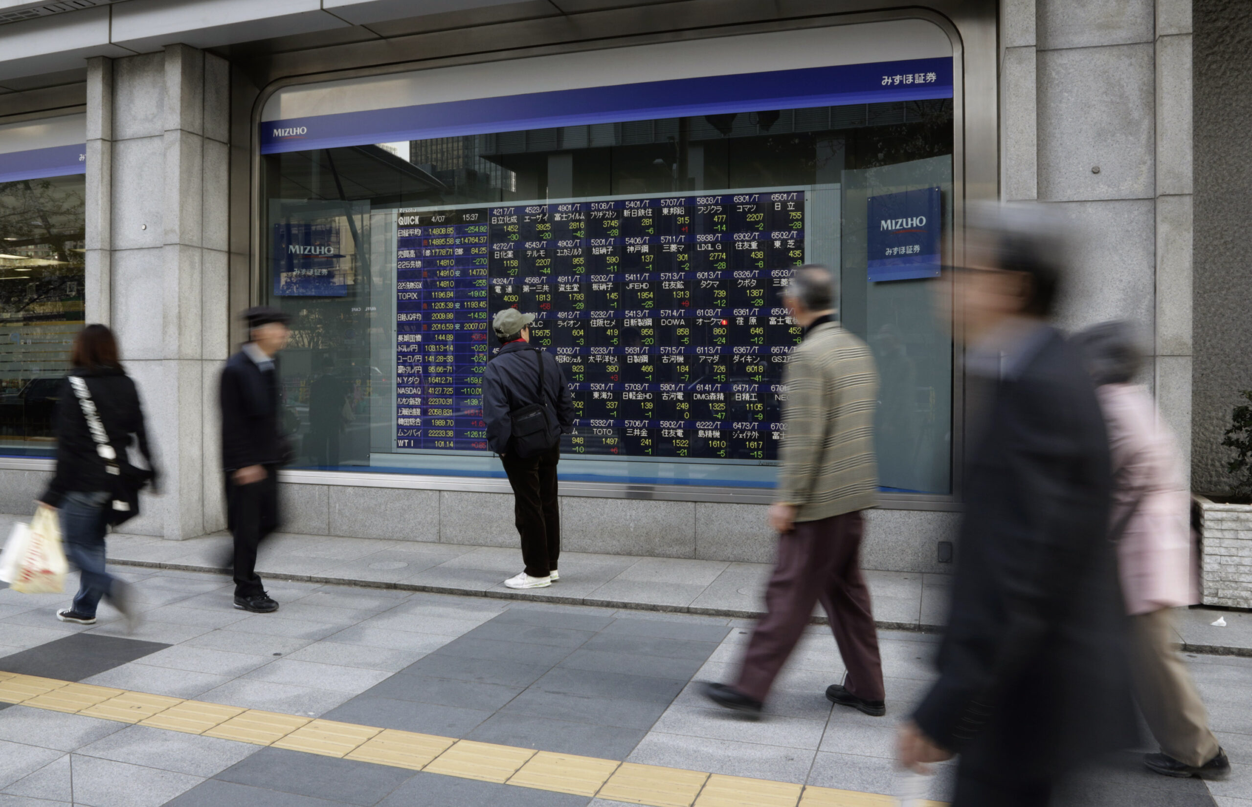 Tech stock sell-off spreads through world markets