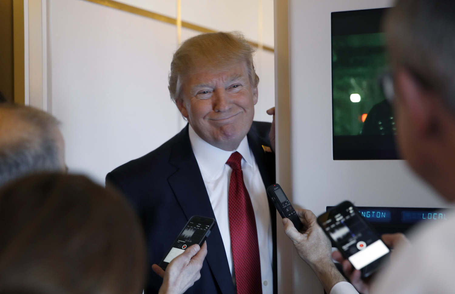 Trump calls his press pool ‘very honorable people’
