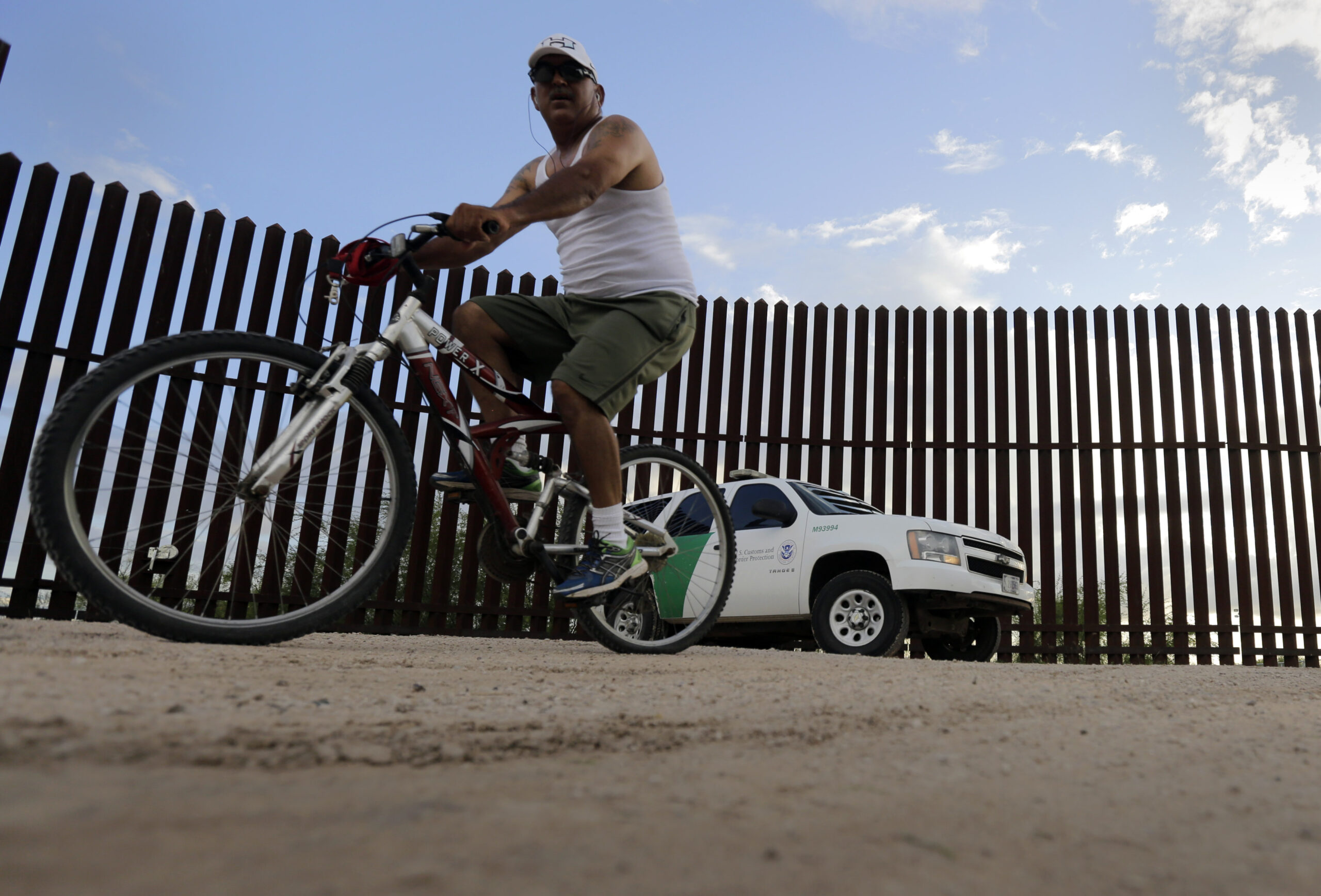 Two top immigration officials say stricter border control would slow illegal immigration