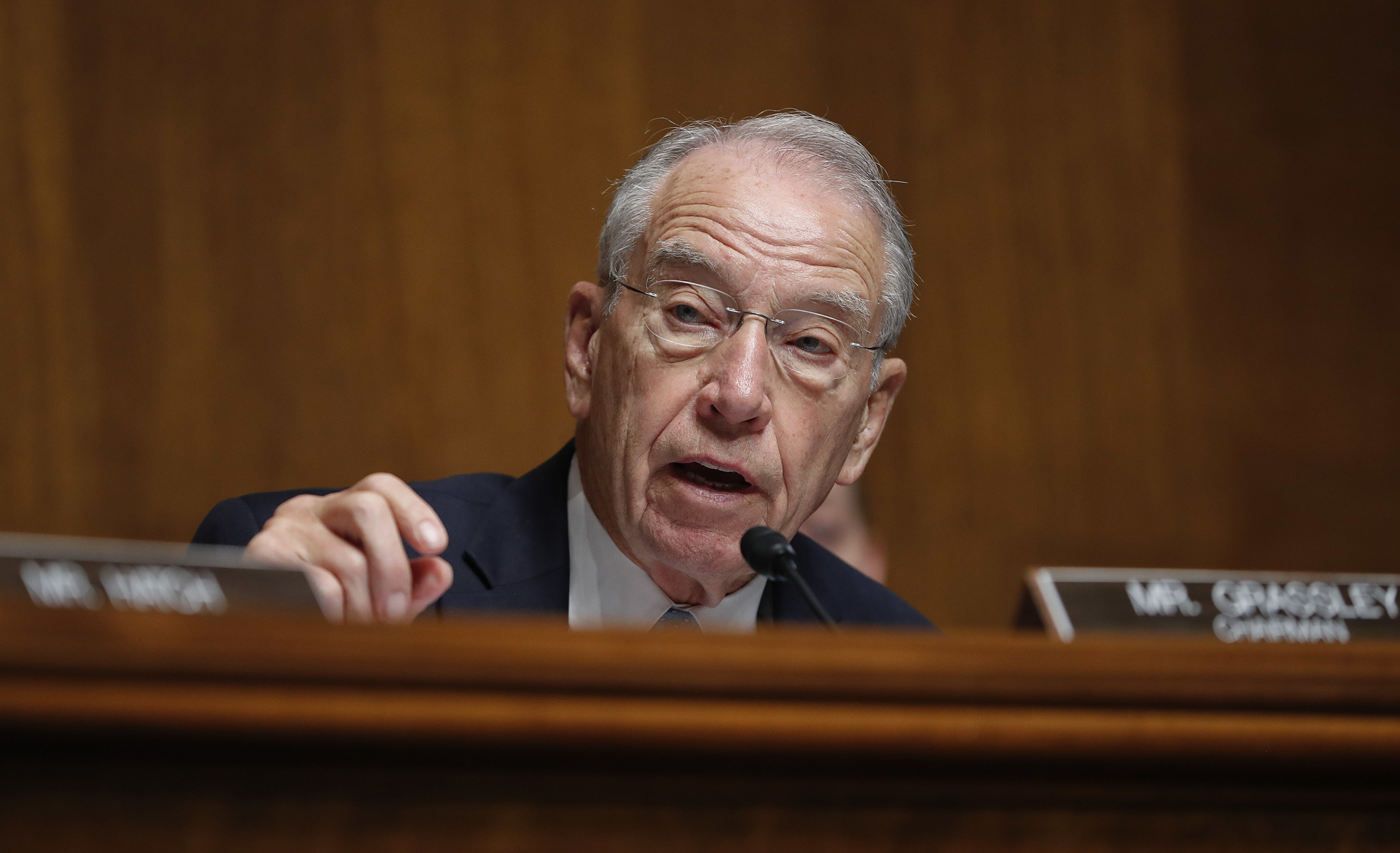 Grassley wants to know if Justice Dept. blocked Clinton Foundation probe